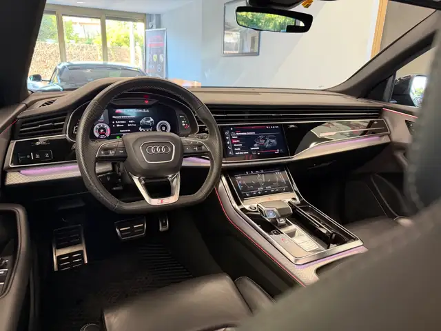 Audi Q8 view 10