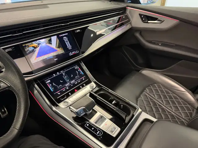 Audi Q8 view 5