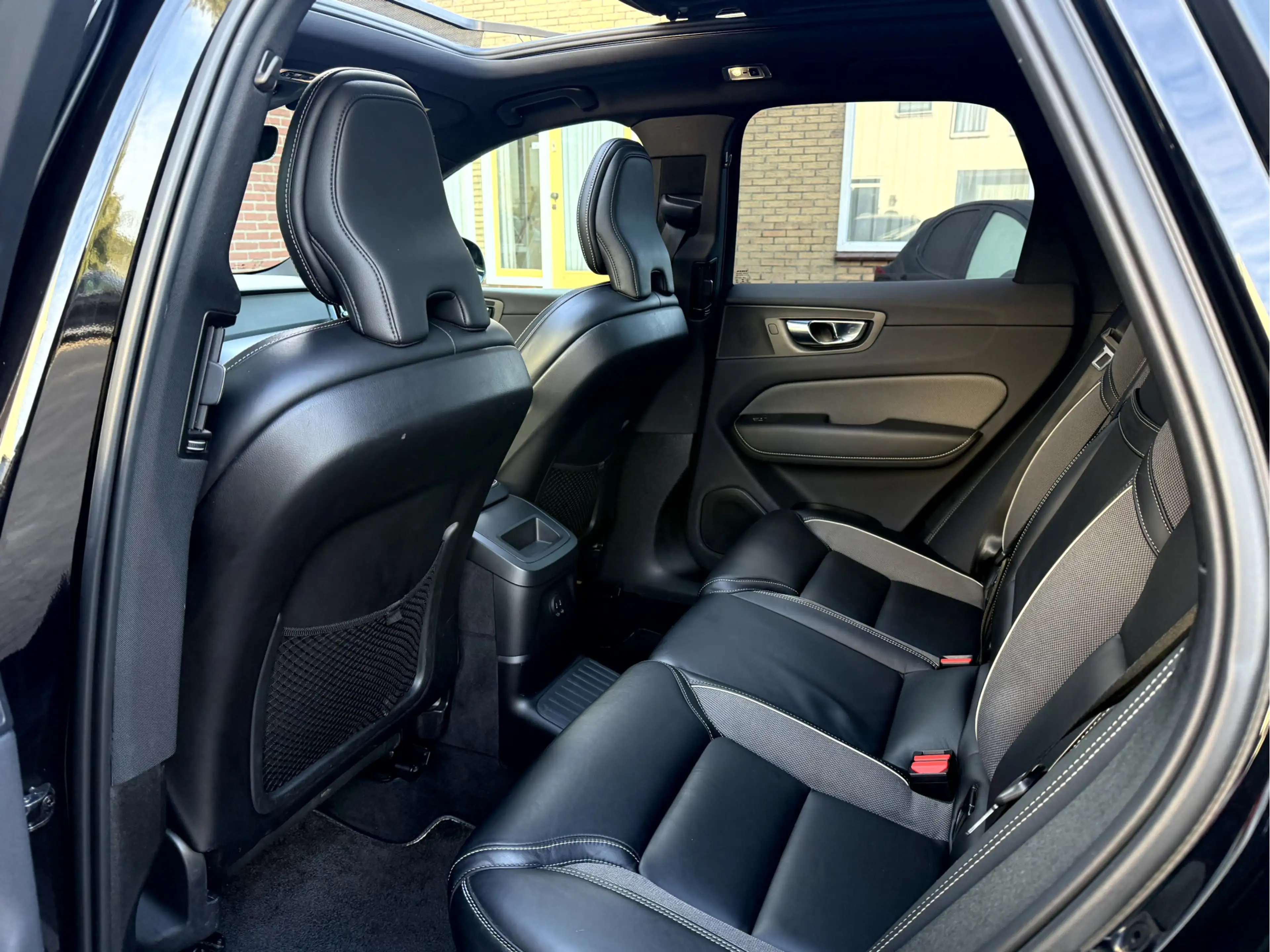 Volvo XC60 2.0 Recharge T6 AWD R-Design Panoramadak, Camera, — photo 5