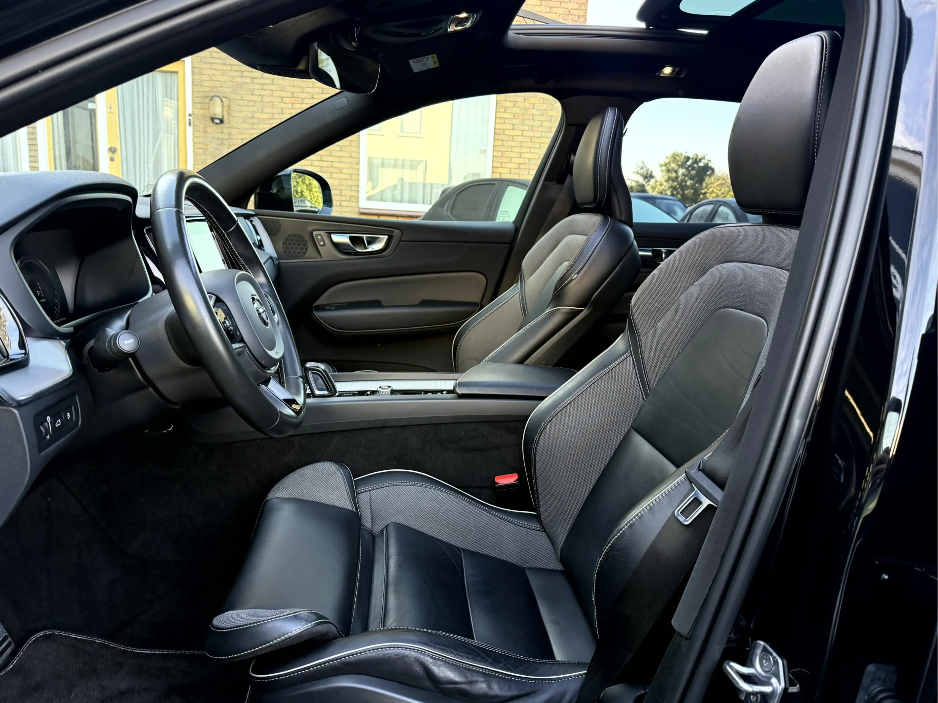Volvo XC60 2.0 Recharge T6 AWD R-Design Panoramadak, Camera, — photo 4