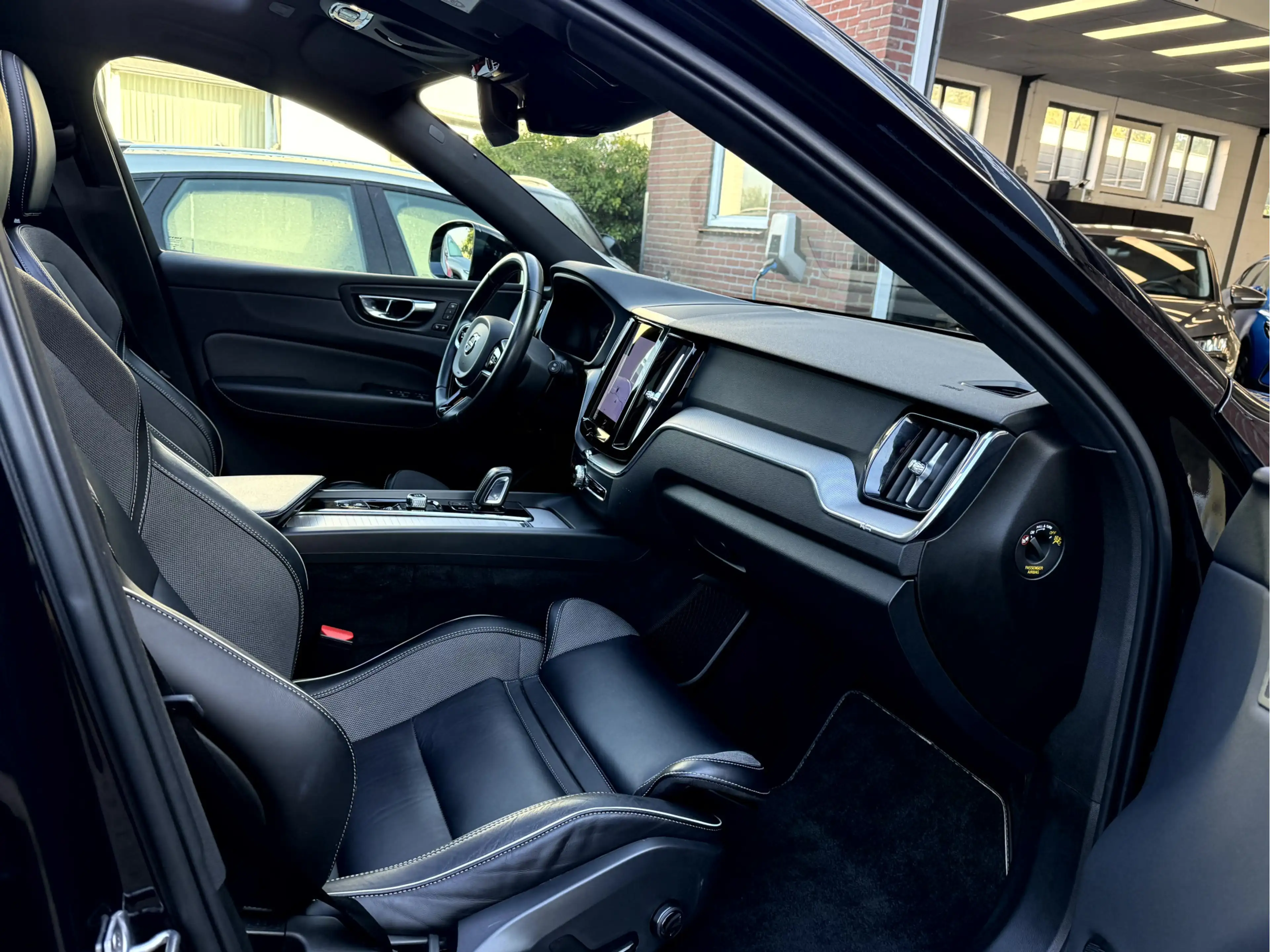Volvo XC60 2.0 Recharge T6 AWD R-Design Panoramadak, Camera, — photo 23
