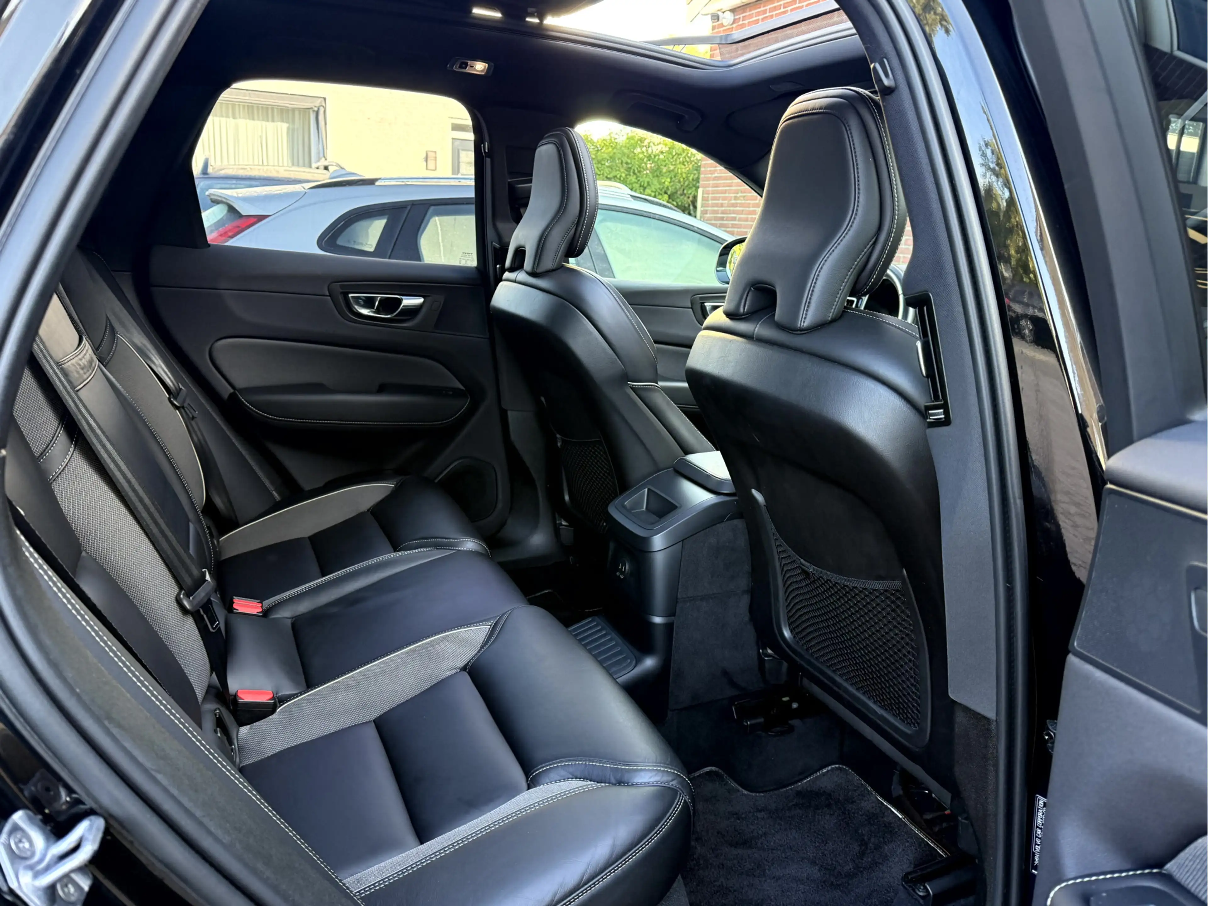 Volvo XC60 2.0 Recharge T6 AWD R-Design Panoramadak, Camera, — photo 22