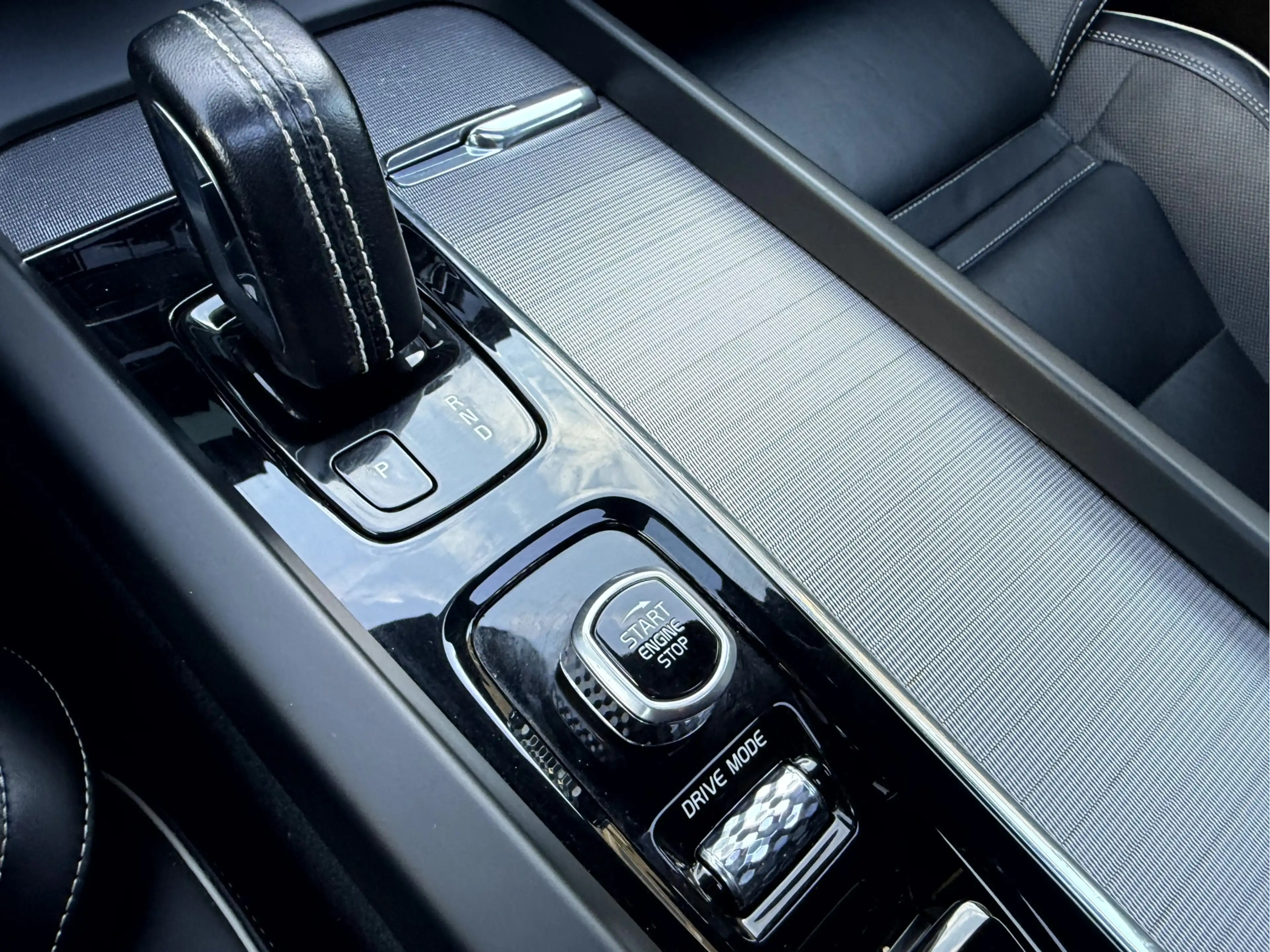 Volvo XC60 2.0 Recharge T6 AWD R-Design Panoramadak, Camera, — photo 20