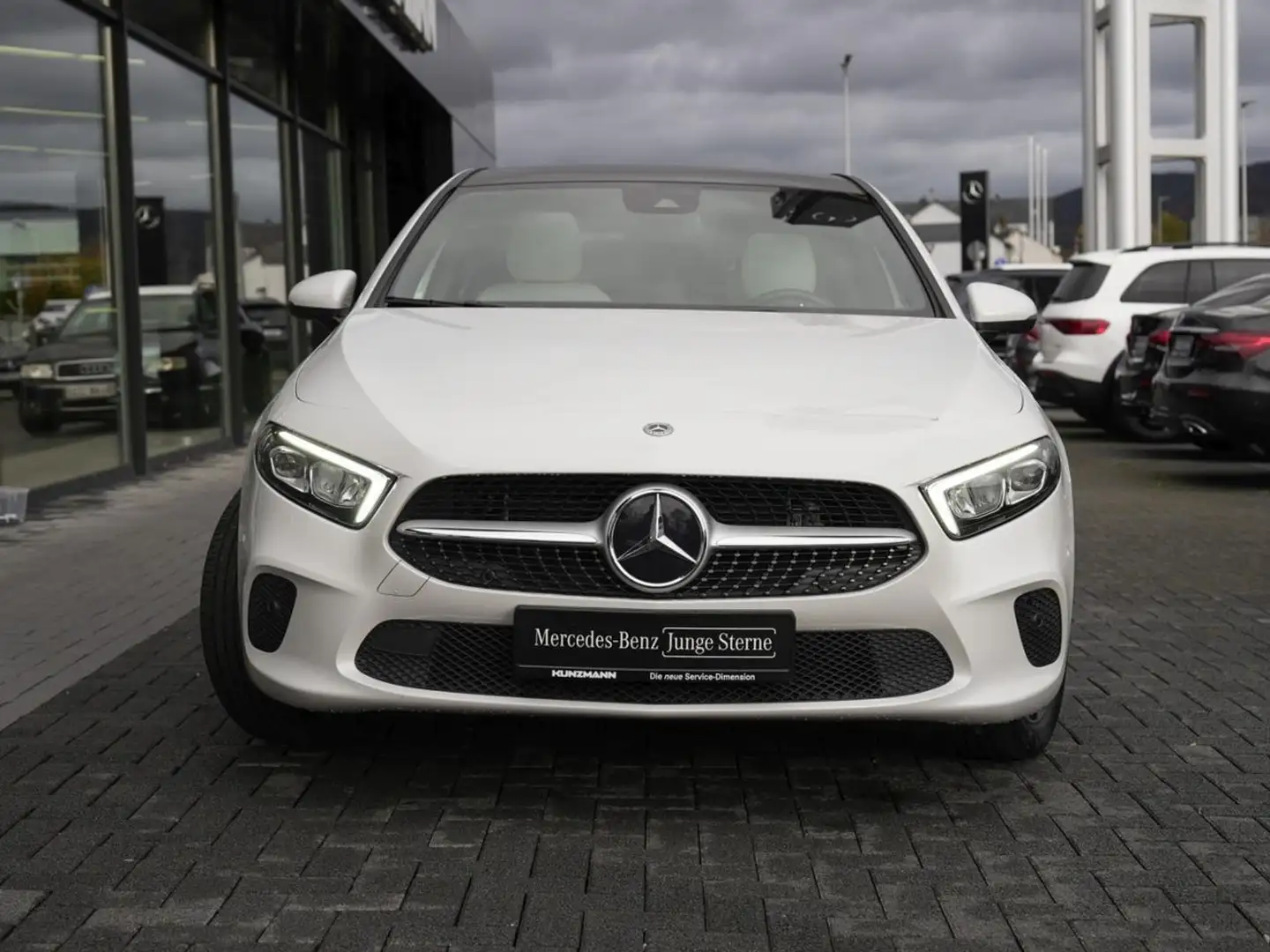 Mercedes-Benz A 250 e  Style MBUX Navi+ Panorama Kamera SHZ Blanc - 2
