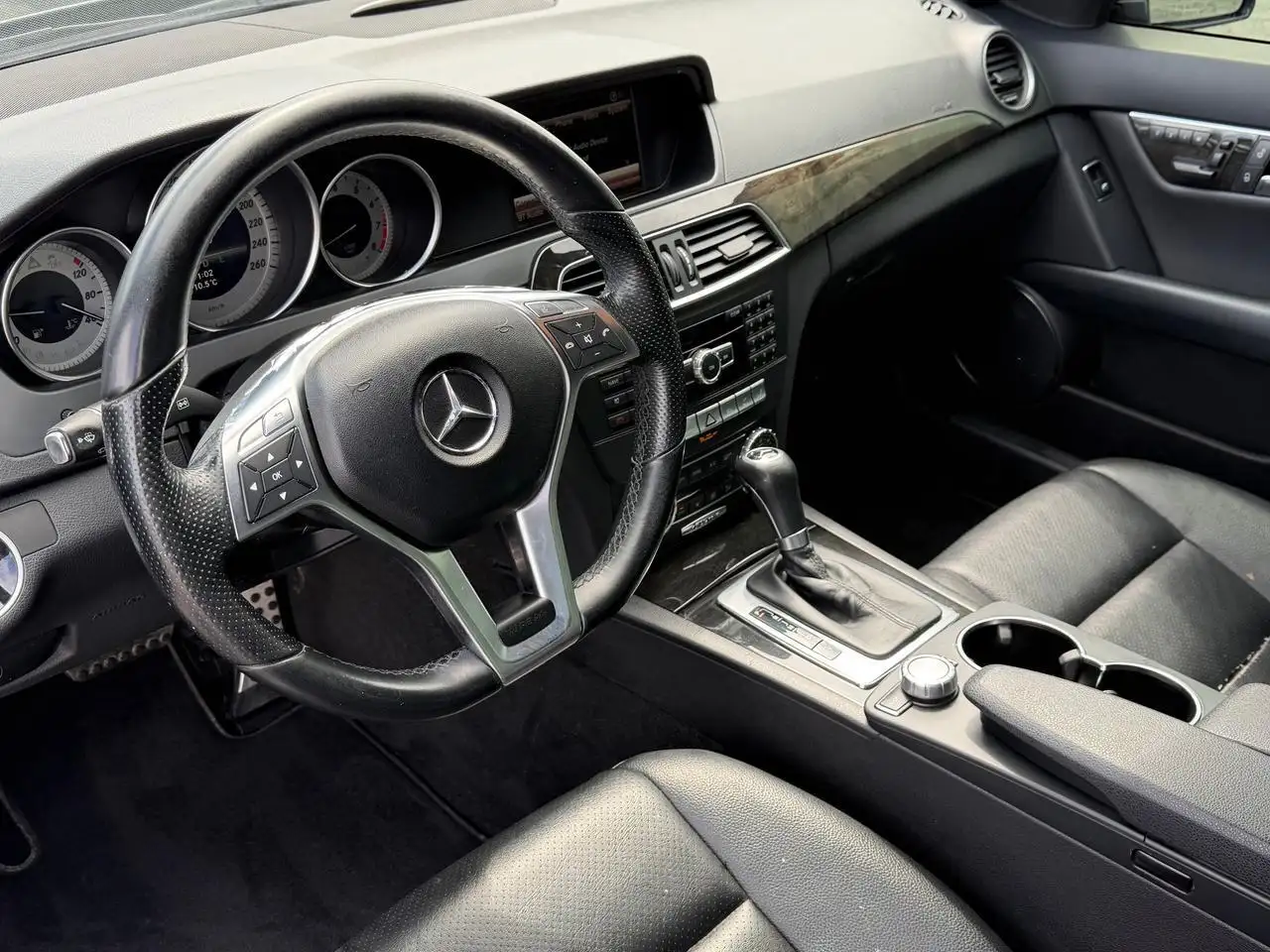 Mercedes-Benz C-Class снимка Mercedes-Benz C-Class