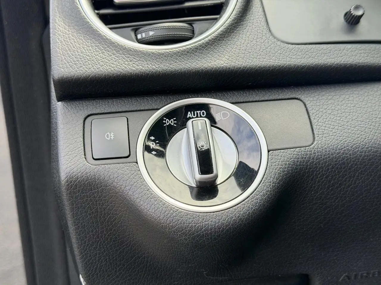 Mercedes-Benz C-Class снимка Mercedes-Benz C-Class