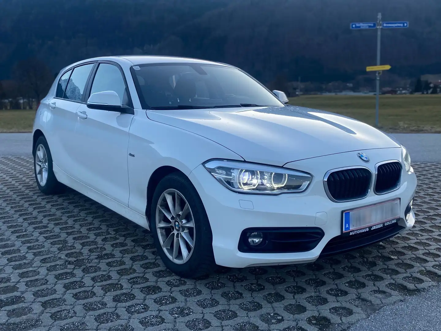 BMW 120 120d xDrive Sport Line Aut. Weiß - 1