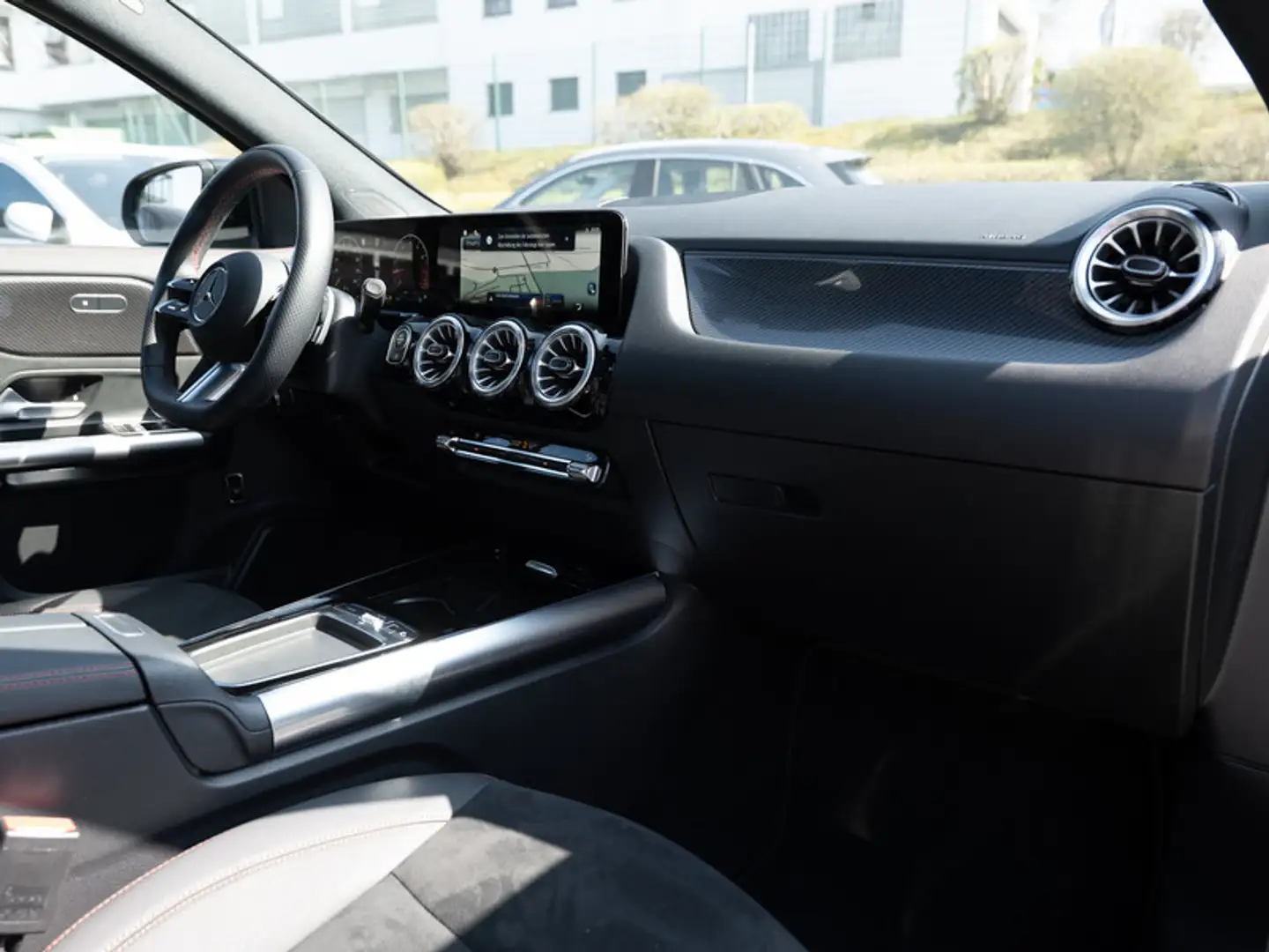 Mercedes-Benz GLA 250 4M AMG-Sport/360/Pano/AHK/Night/Distr Grau - 2