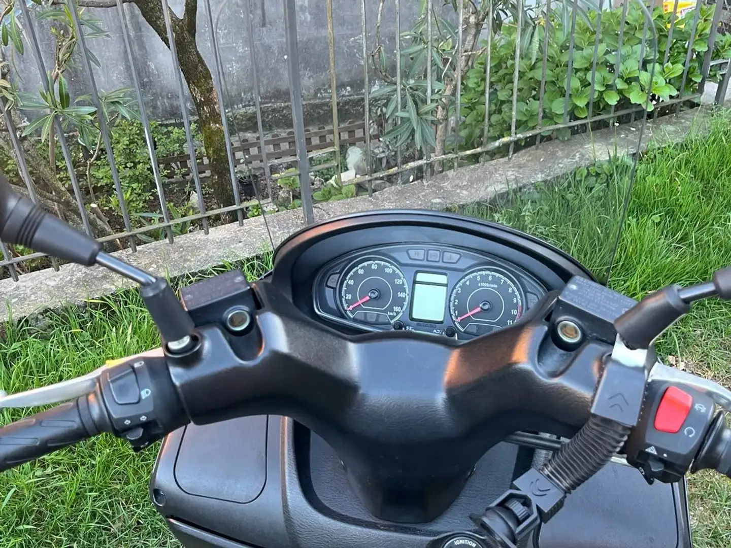 Suzuki Burgman 200 Grey - 2