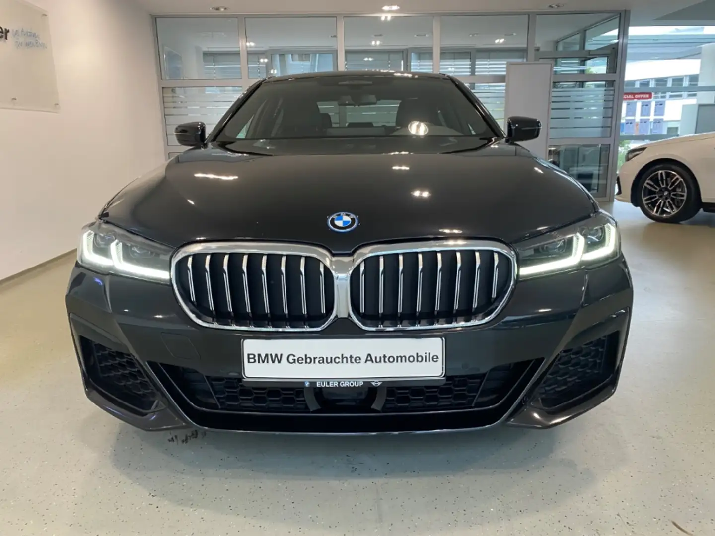 BMW 530 e xDrive Lim M Sportpaket Navi Leder LED Komfortsi Noir - 2