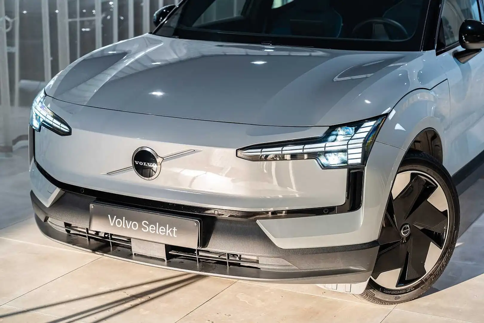 Volvo EX30 Plus Single Motor Extended Range Grijs - 2