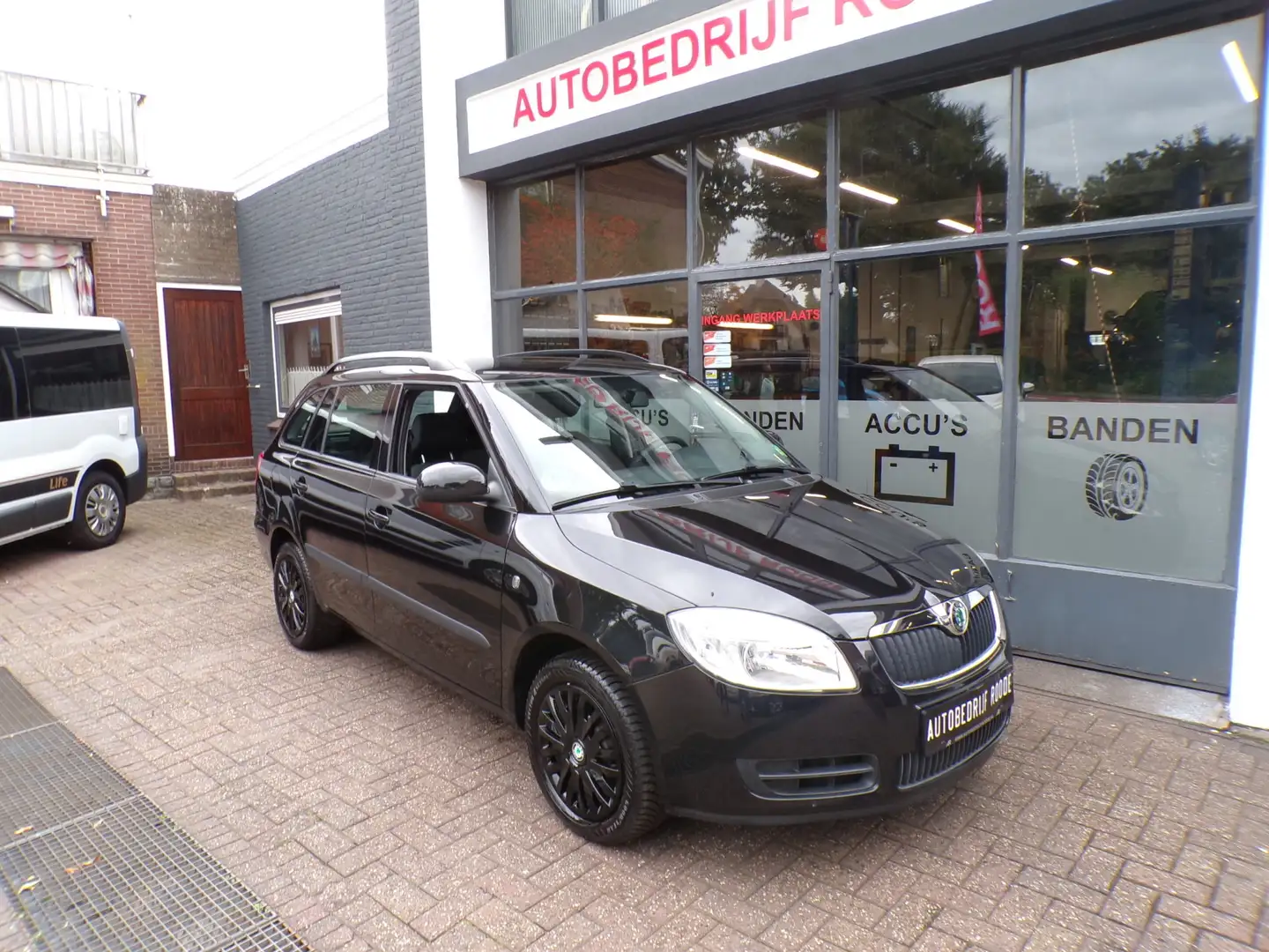Skoda Fabia Combi 1.6-16V Elegance AUTOMAAT, 1 EIGENAAR,TOP ON Zwart - 2