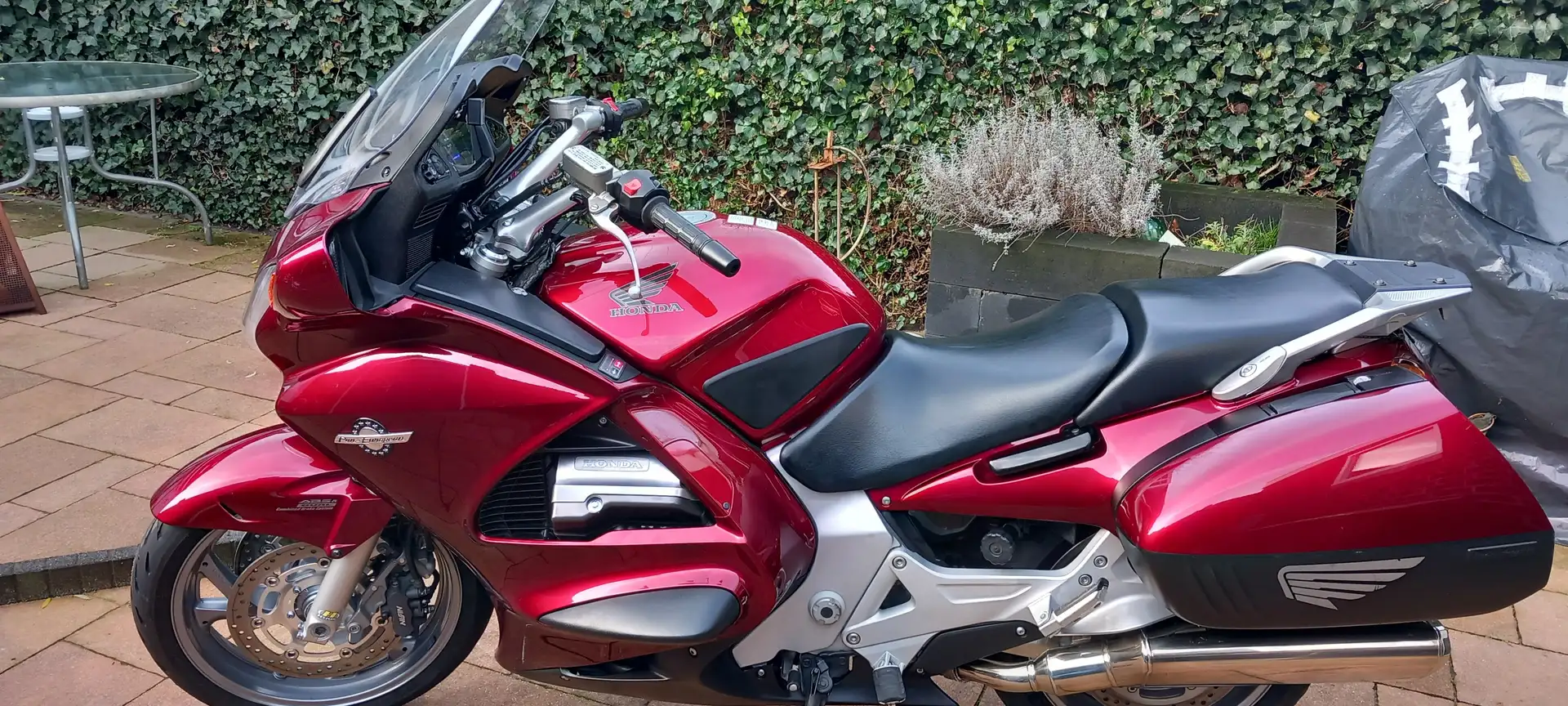 Honda ST 1300 Pan European De Luxe Red - 1