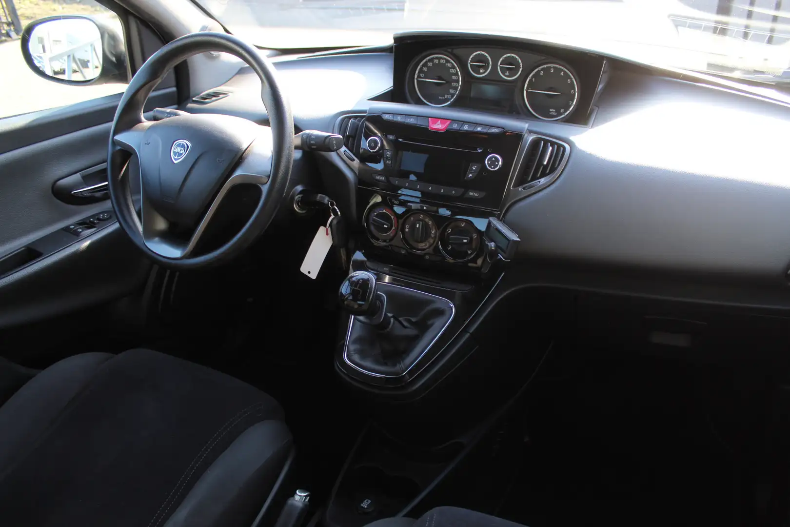 Lancia Ypsilon 0.9 TwinAir Gold Airco/Cruise control/Radio-CD spe Paars - 2