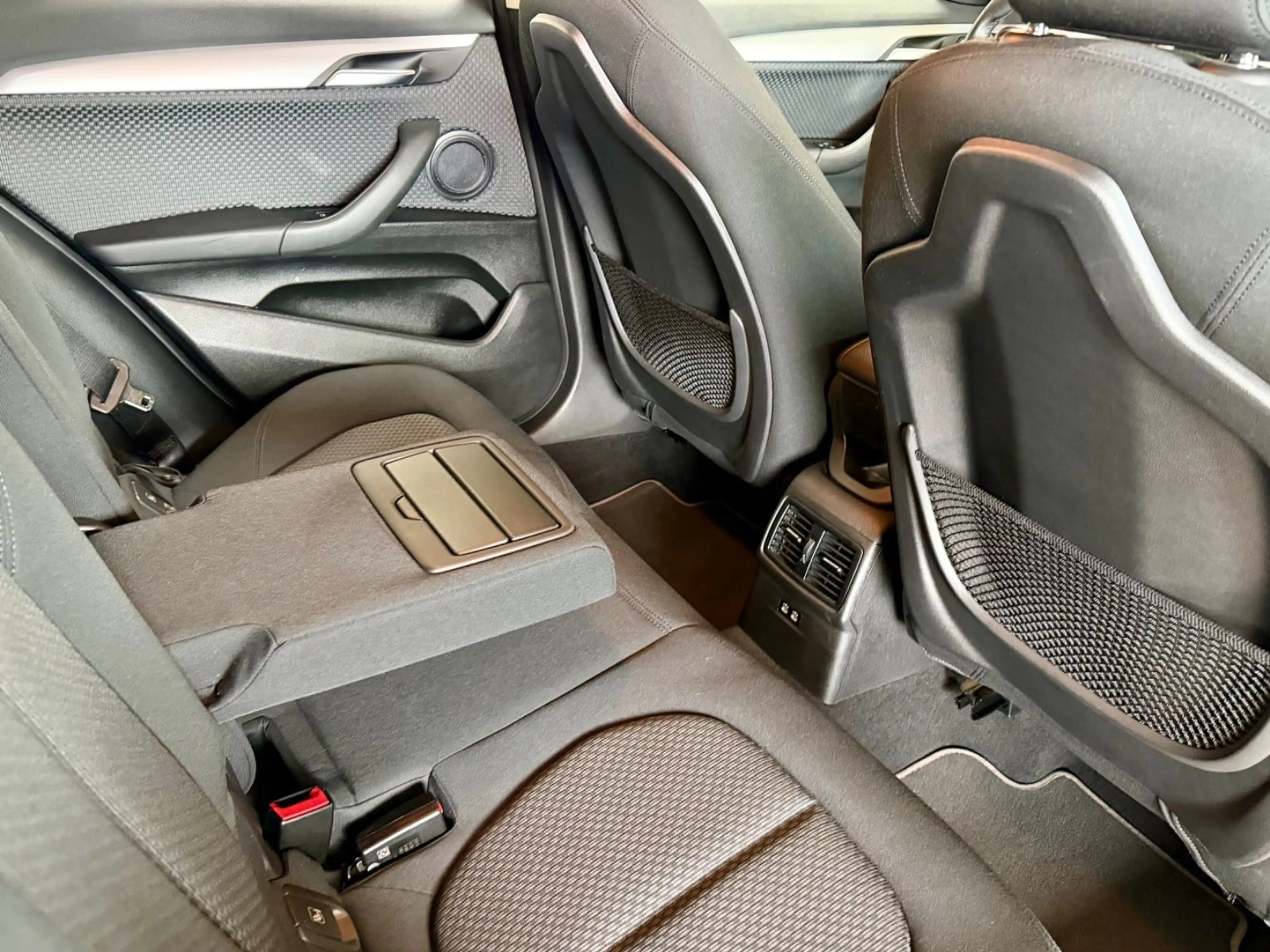 BMW X2 sDrive 18 i Advantage — photo 8