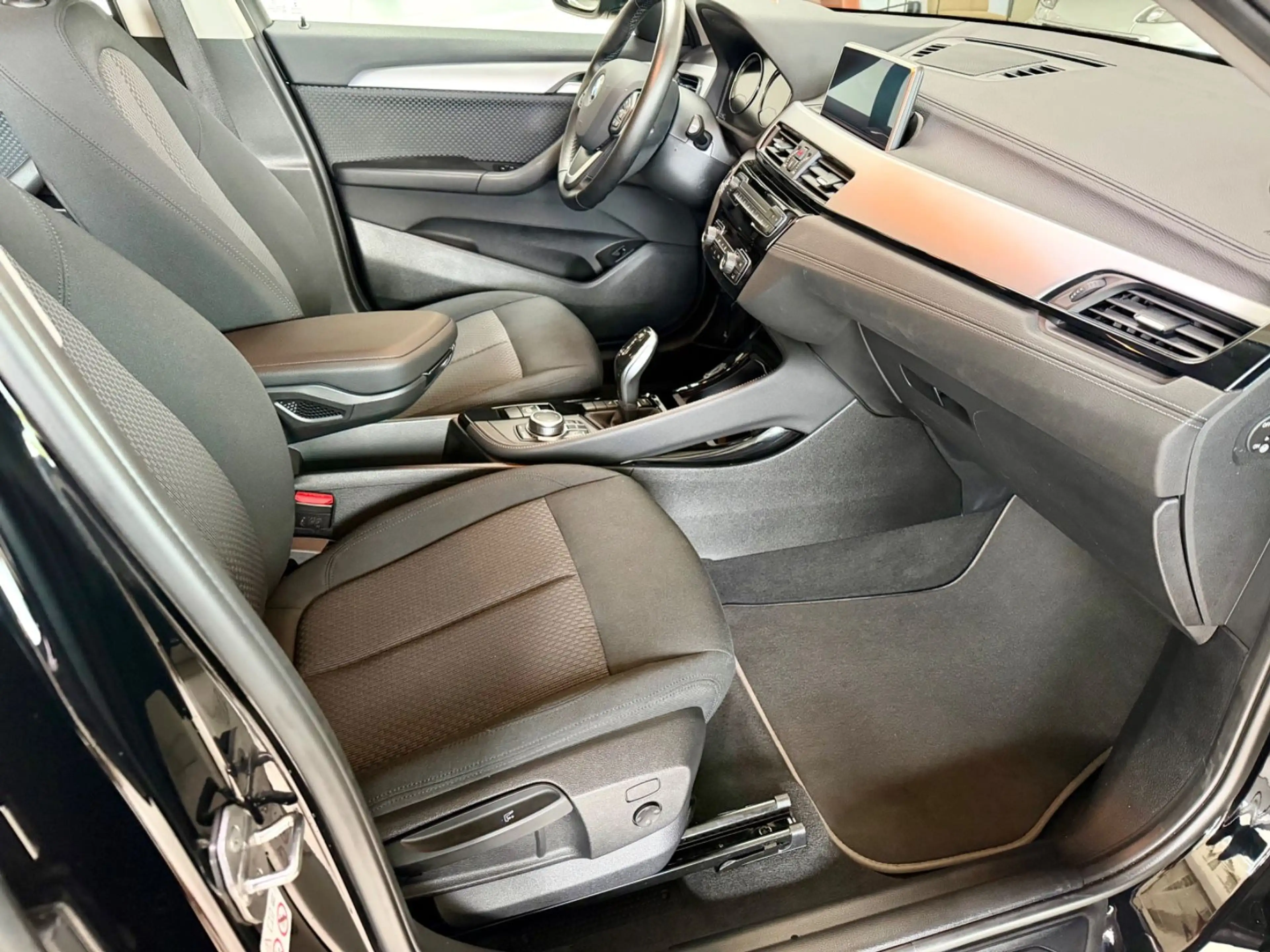 BMW X2 sDrive 18 i Advantage — photo 7