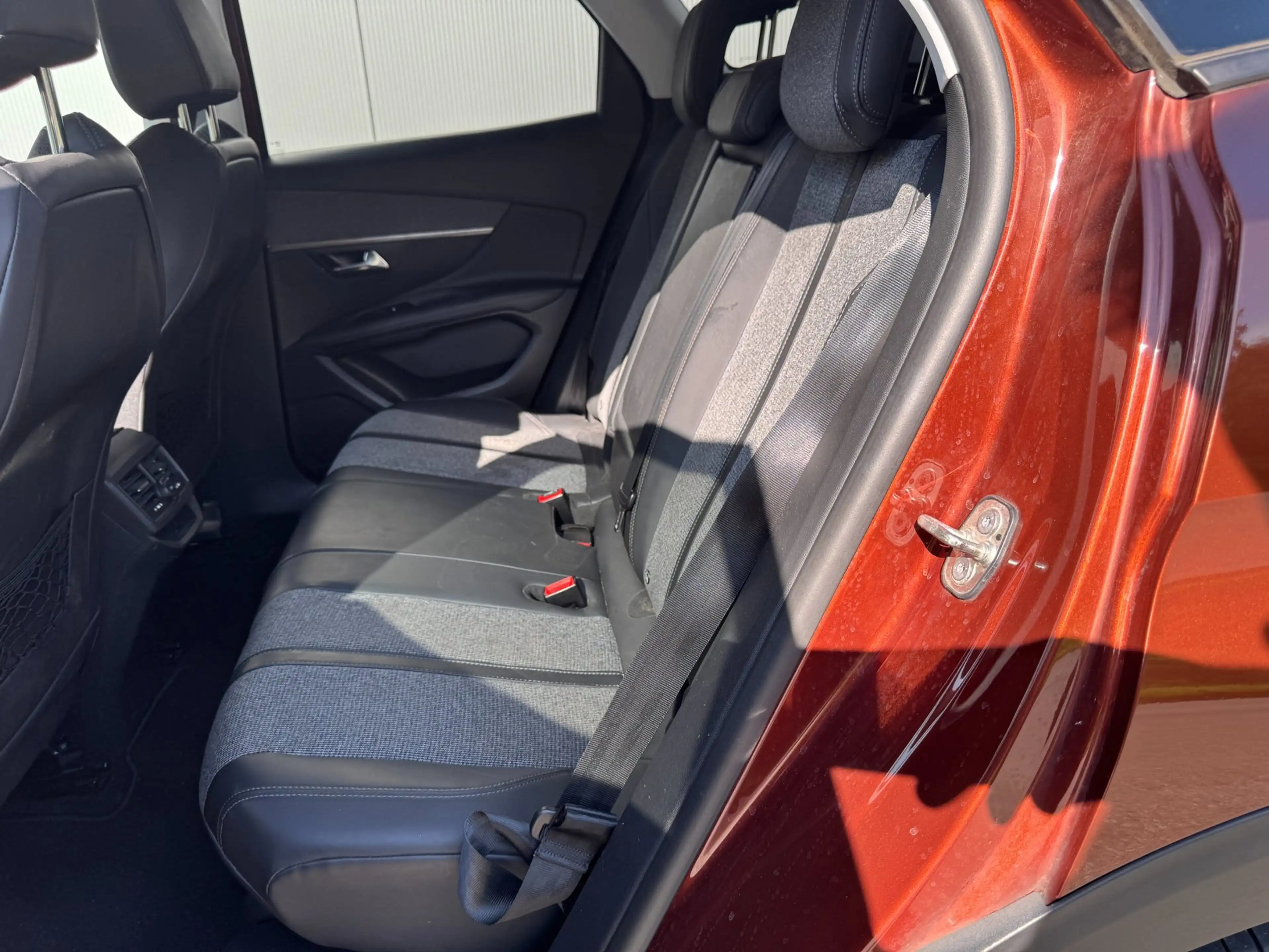 Peugeot 3008 1.2 PureTech Première — photo 9