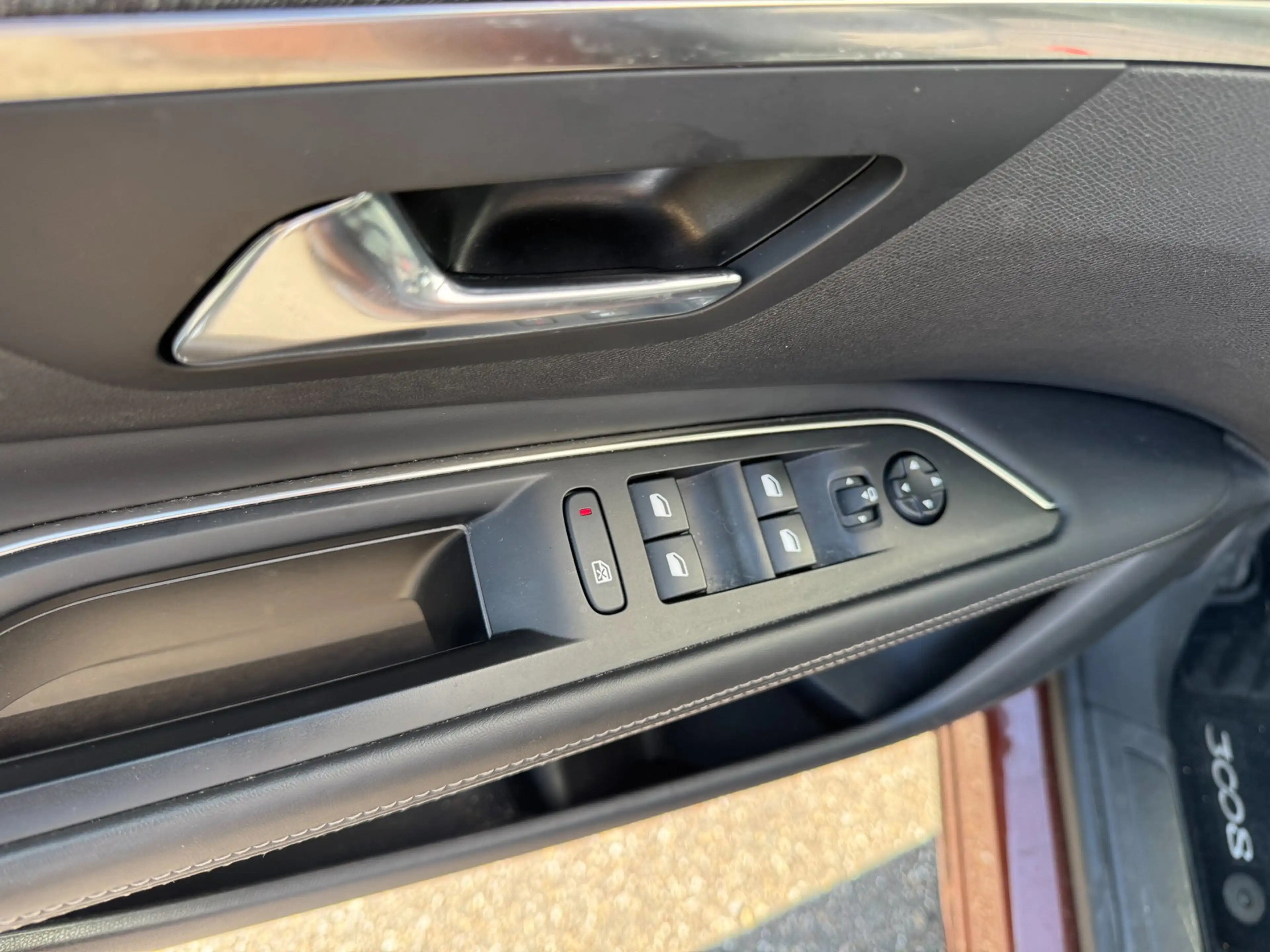 Peugeot 3008 1.2 PureTech Première — photo 10