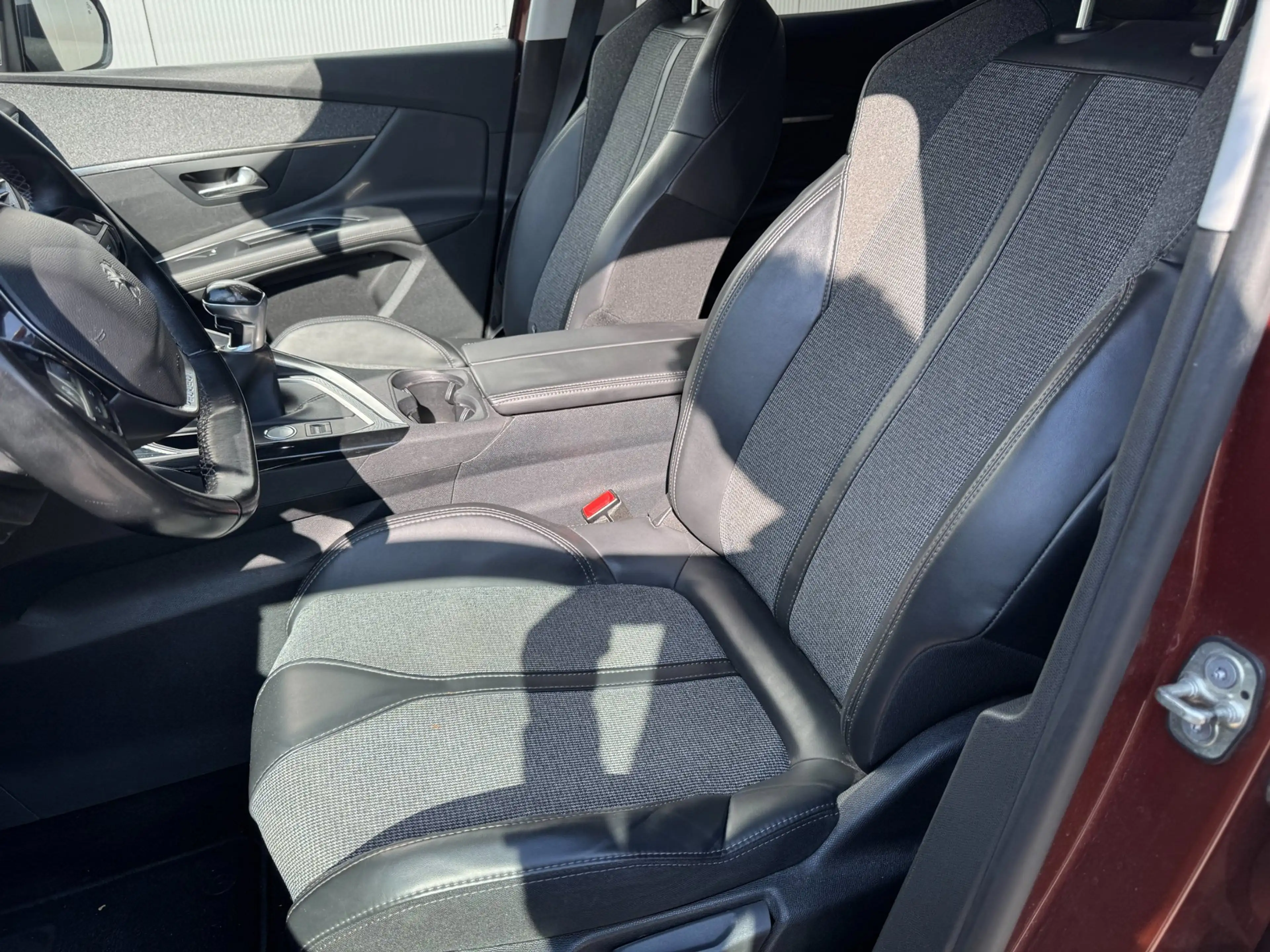 Peugeot 3008 1.2 PureTech Première — photo 8