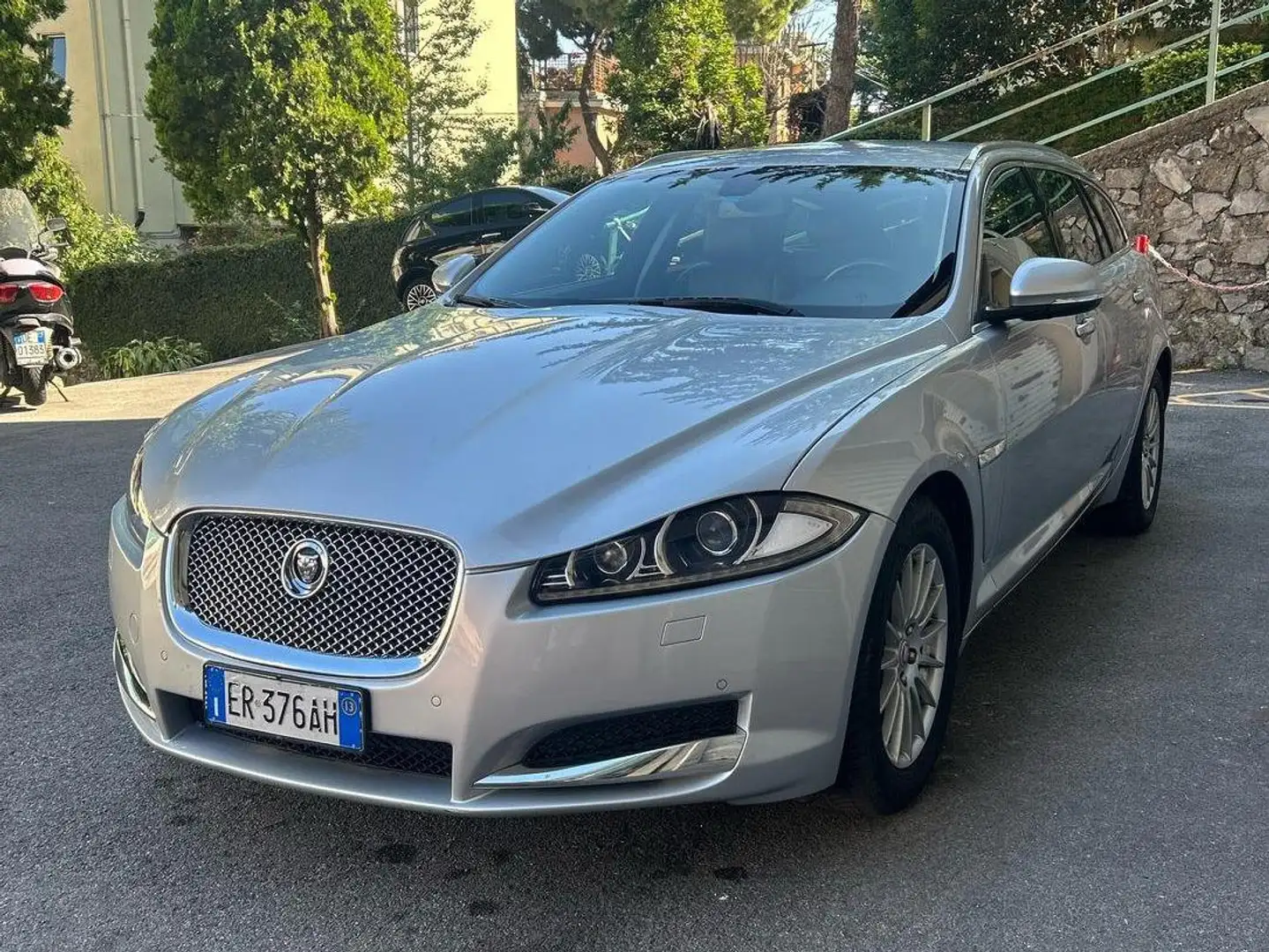 Jaguar XF XF Sportbrake 2.2d Luxury 200cv auto Argento - 2