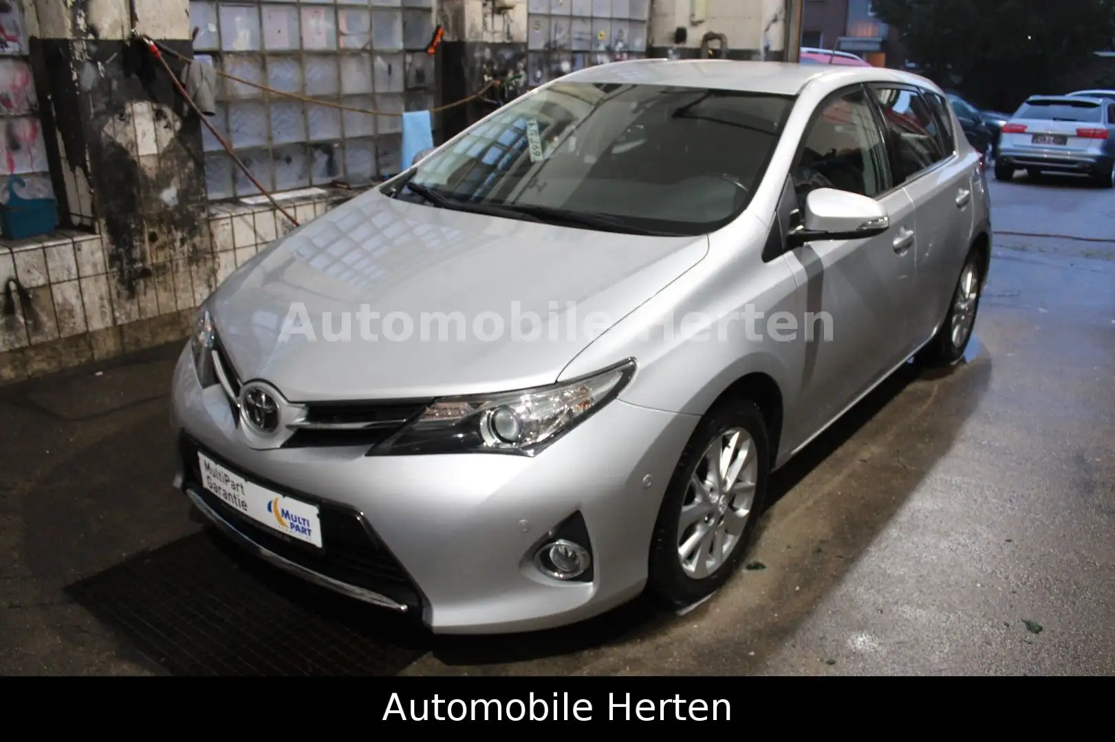 Toyota Auris 1.6 Life+*5-TÜRIG*KAMERA*SHZ*1.HAND*AHK* Argintiu - 1