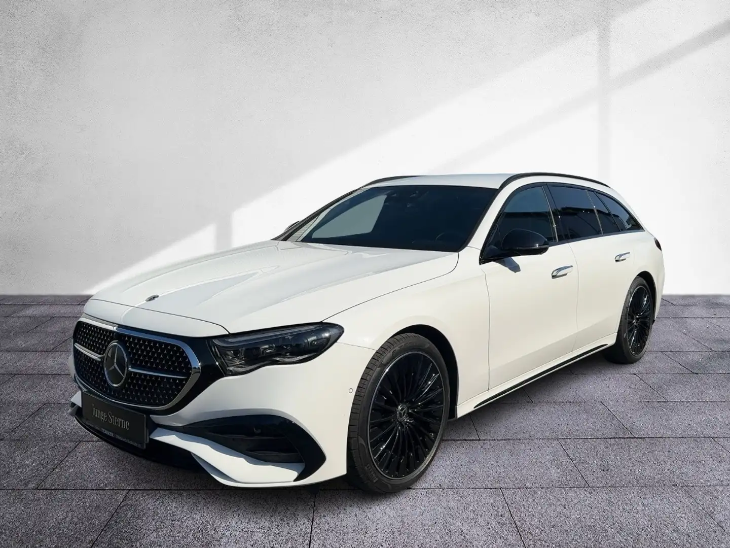 Mercedes-Benz E 220 d 4M T-Modell AMG-Line Distr Night AHV RKam Weiß - 2