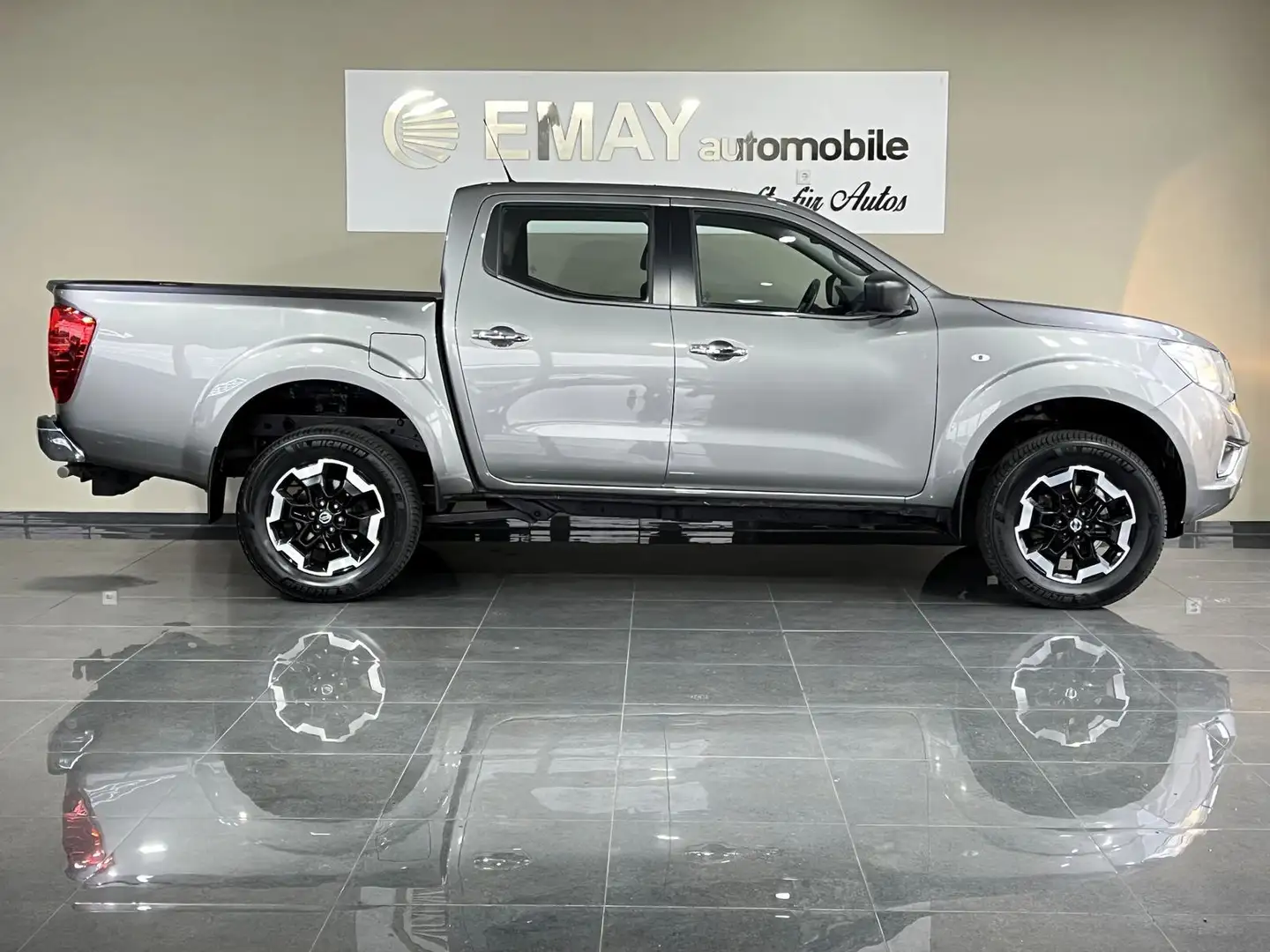 Nissan Navara N-Guard Double Cab 4x4 Metallic Grau - 2