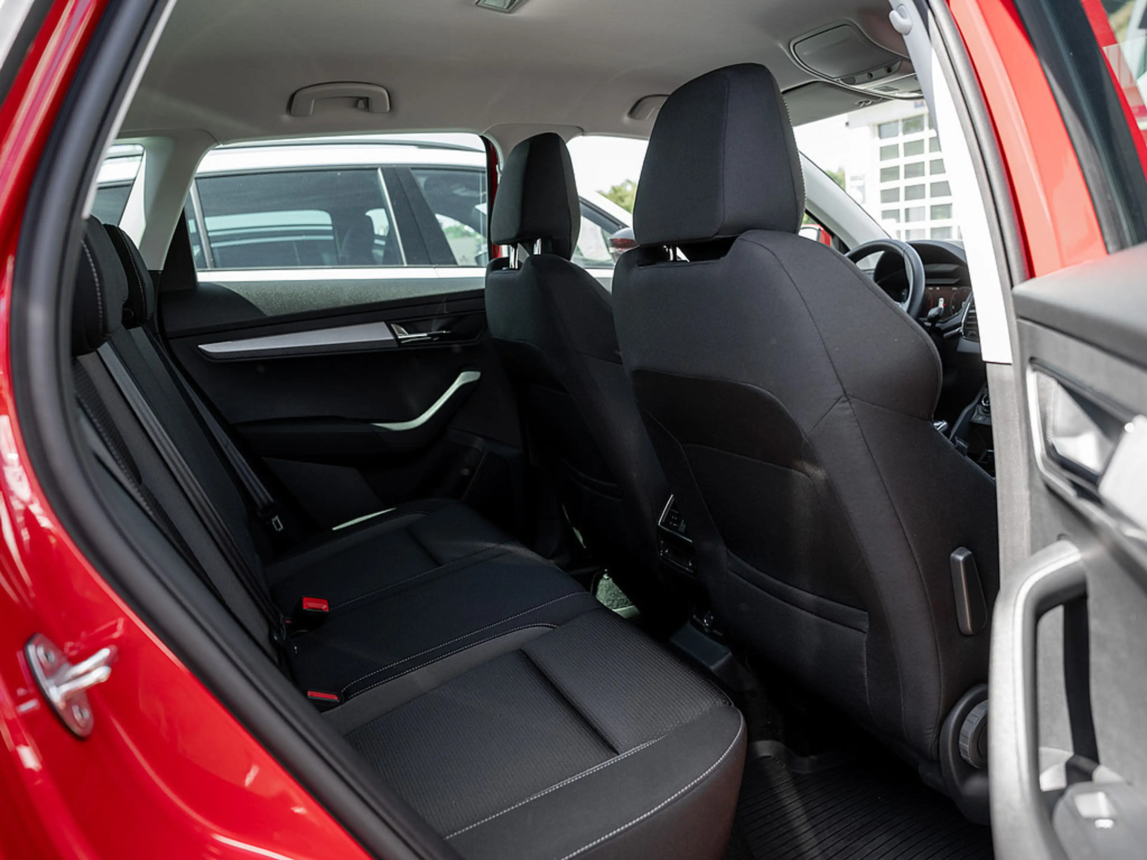 Skoda Karoq 1.0 TSI Tour KAM LED SHZ PDC KLIMA — photo 4