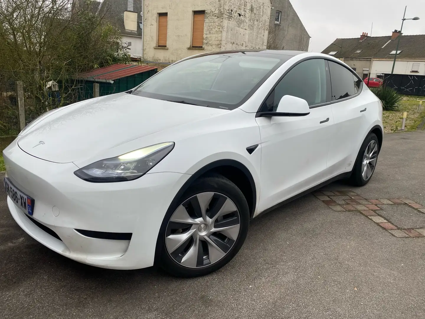 Tesla Model Y blanche interieur noir - 1