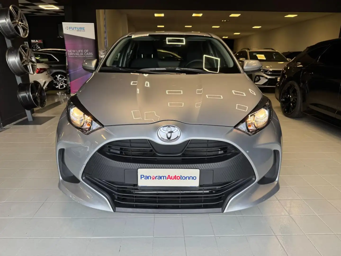 Toyota Yaris 1.5 Hybrid 5 porte Active Silver - 2