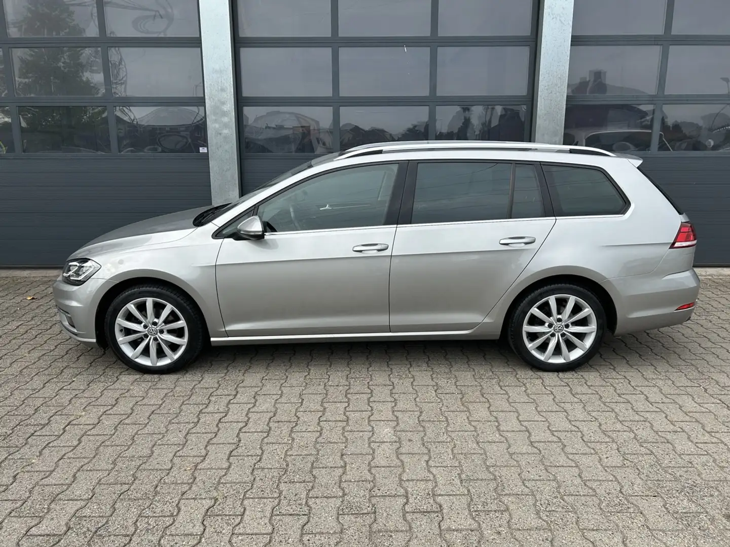 Volkswagen Golf Variant 1.0 TSI 115pk 7-DSG Highline Grijs - 2