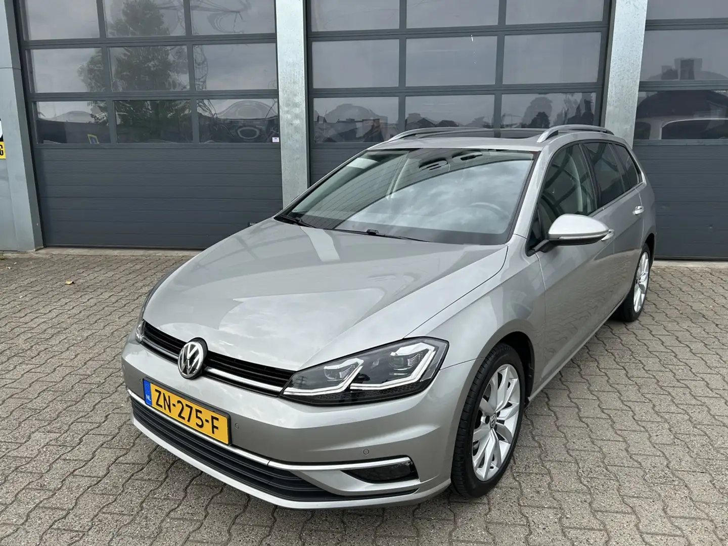 Volkswagen Golf Variant 1.0 TSI 115pk 7-DSG Highline Grijs - 1