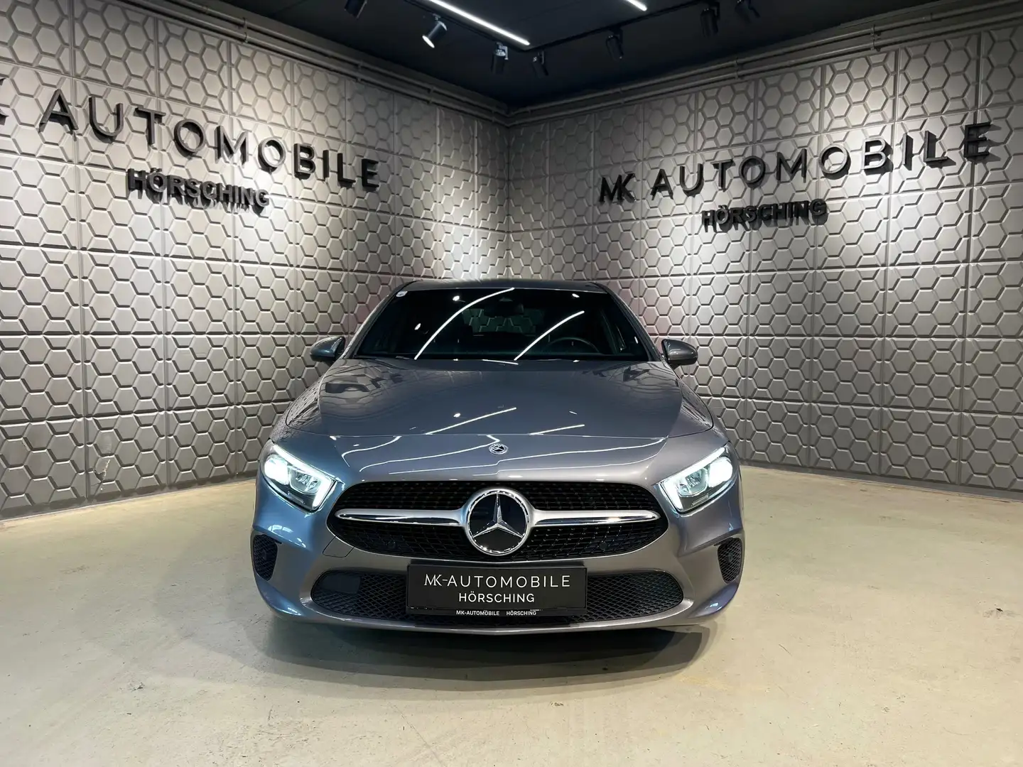 Mercedes-Benz A 180 *RFK*SITZHEIZUNG*BREMSASSISTENT*TEMPOMAT*LEDER* Grau - 2