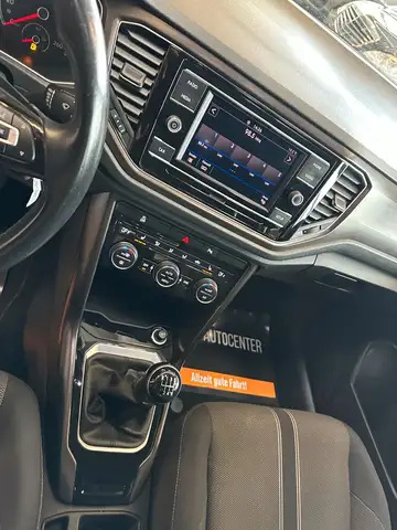 Volkswagen T-Roc view 12