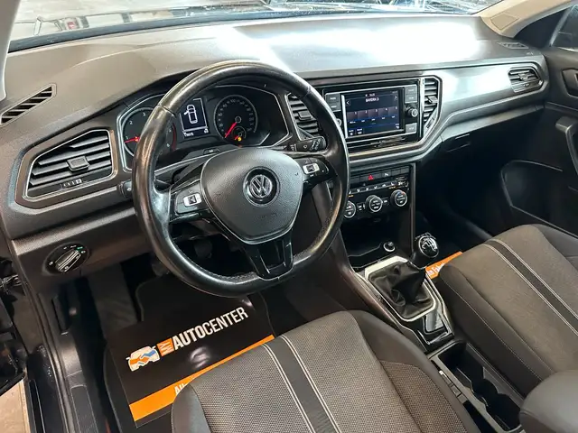 Volkswagen T-Roc view 11