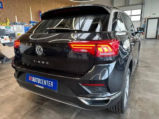 Volkswagen T-Roc view 2