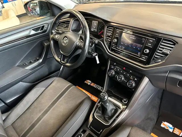 Volkswagen T-Roc view 9