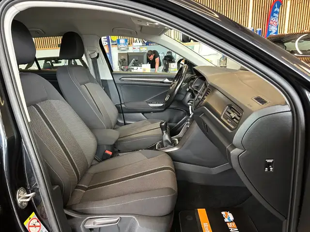 Volkswagen T-Roc view 10