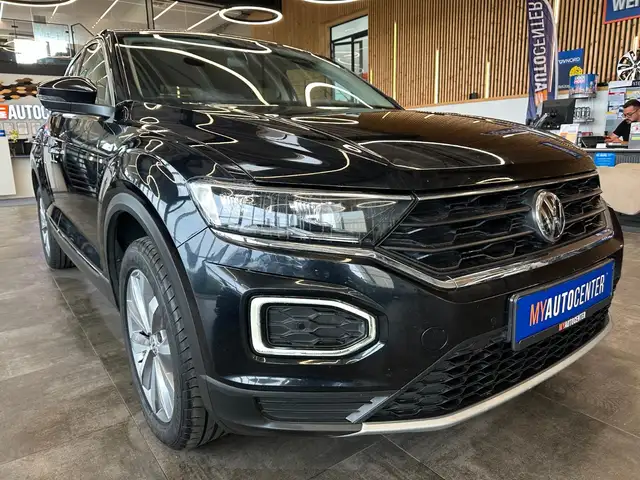 Volkswagen T-Roc view 3