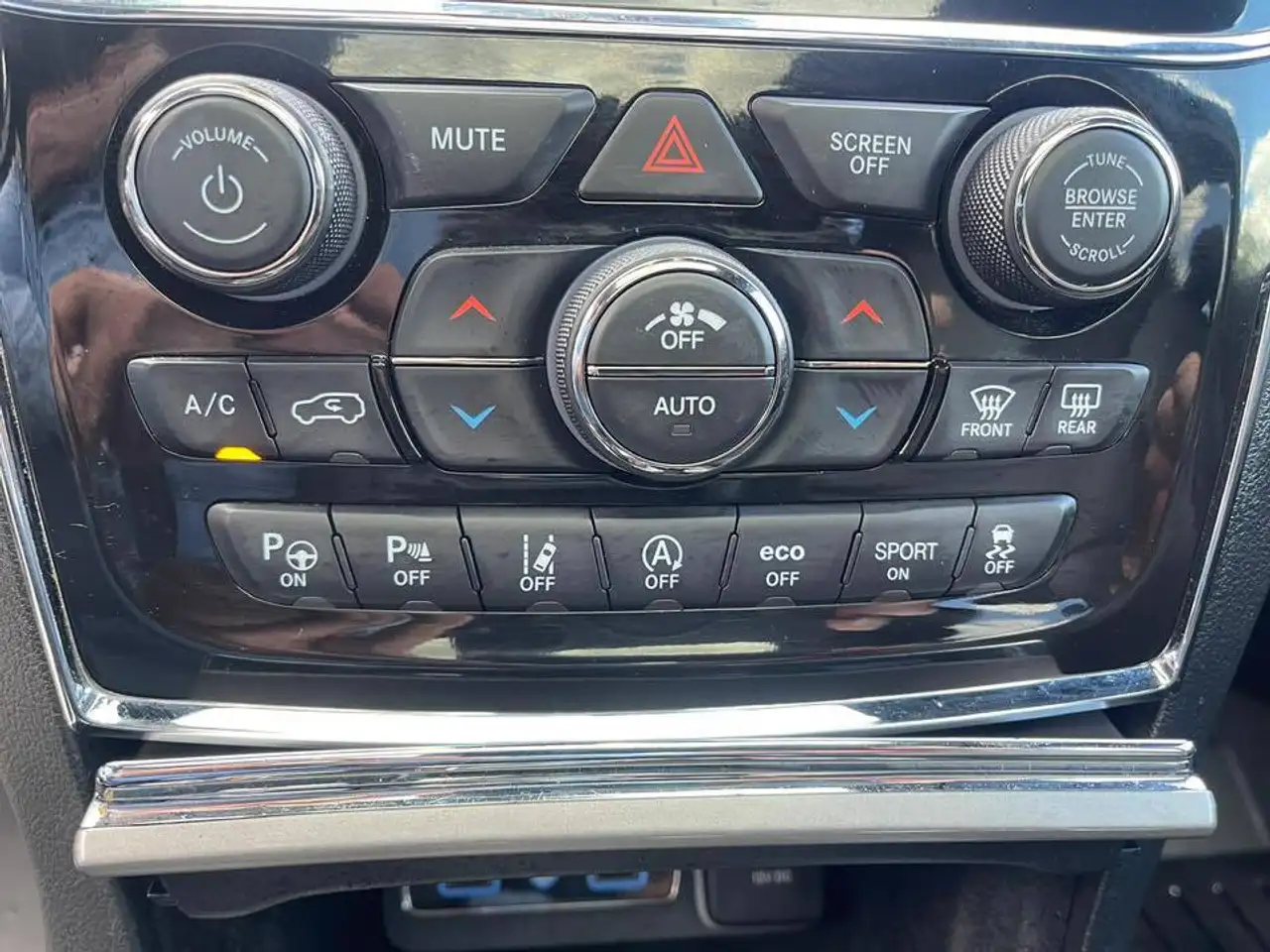 Jeep Grand Cherokee снимка Jeep Grand Cherokee