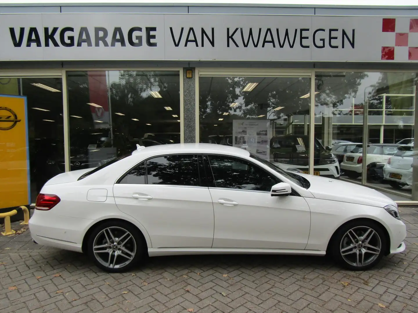 Mercedes-Benz E 200 E200 AUTOMAAT NAVI XENON AMG WIELEN Wit - 1