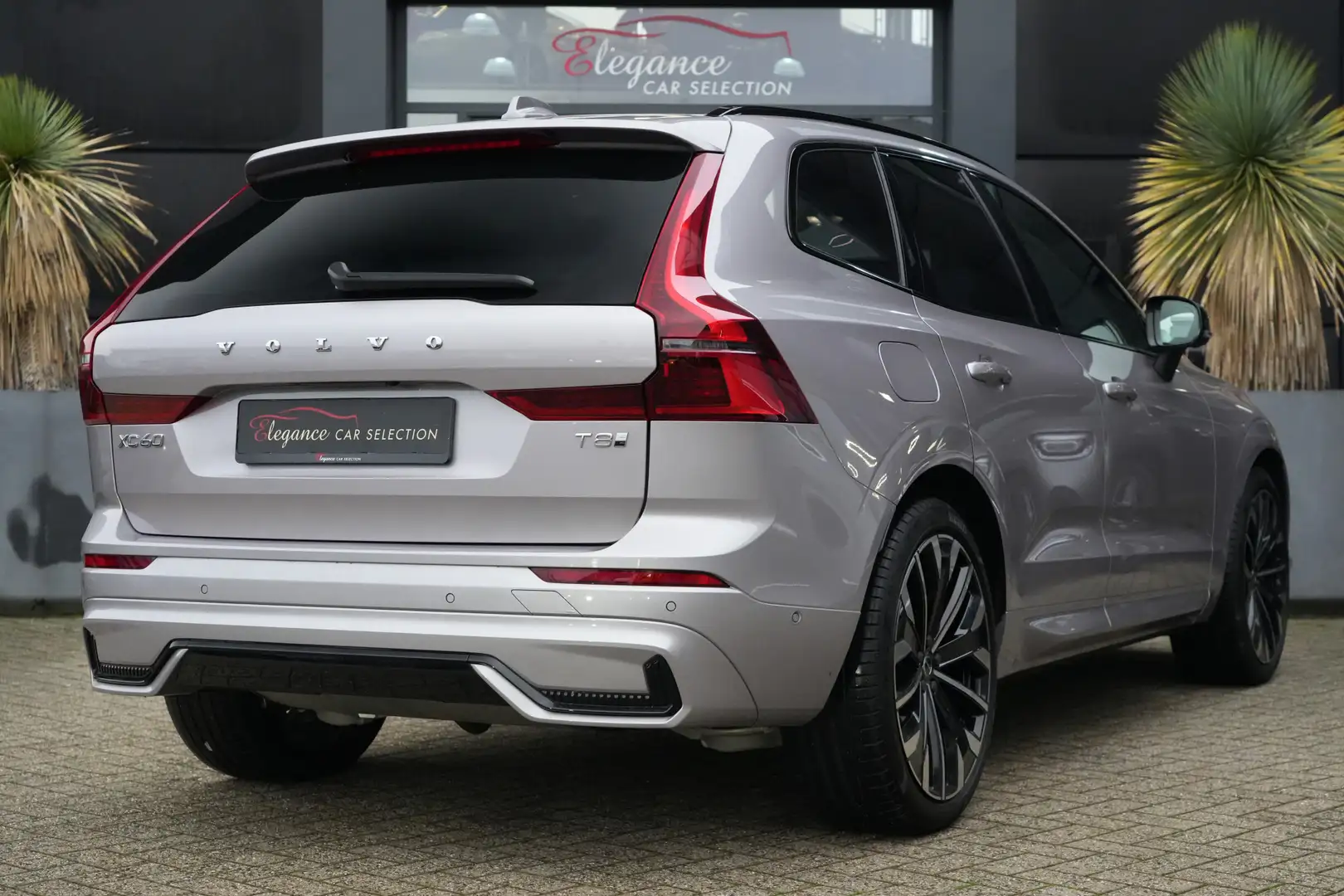 Volvo XC60 2.0 T8 Plug-in hybrid Facelift AWD Ultra Dark 455p Grijs - 2