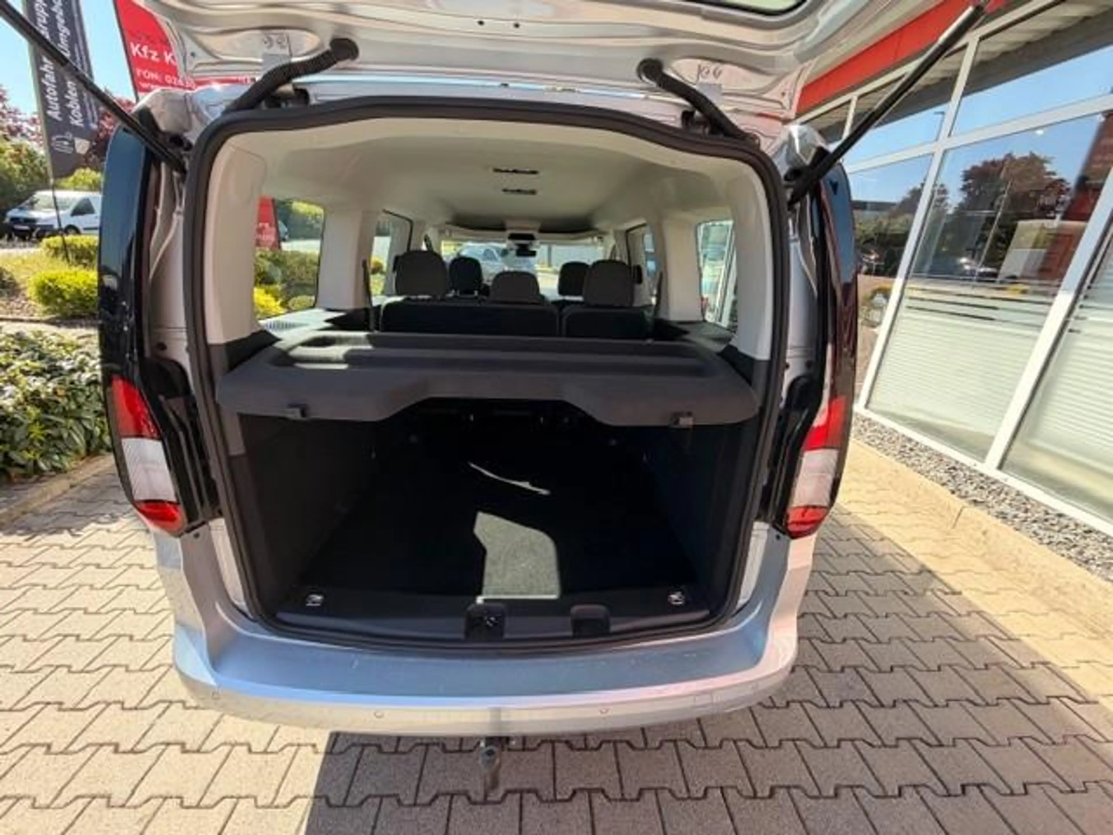 Ford Grand Tourneo Trend 2.0 EcoBlue 8 fach Bereift — photo 4