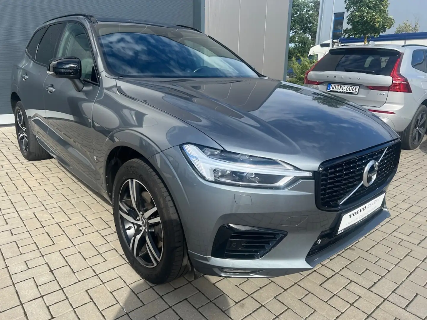 Volvo XC60 R Design Plug-In Hybrid AWD HUD StandHZG AHK Navi Grau - 2