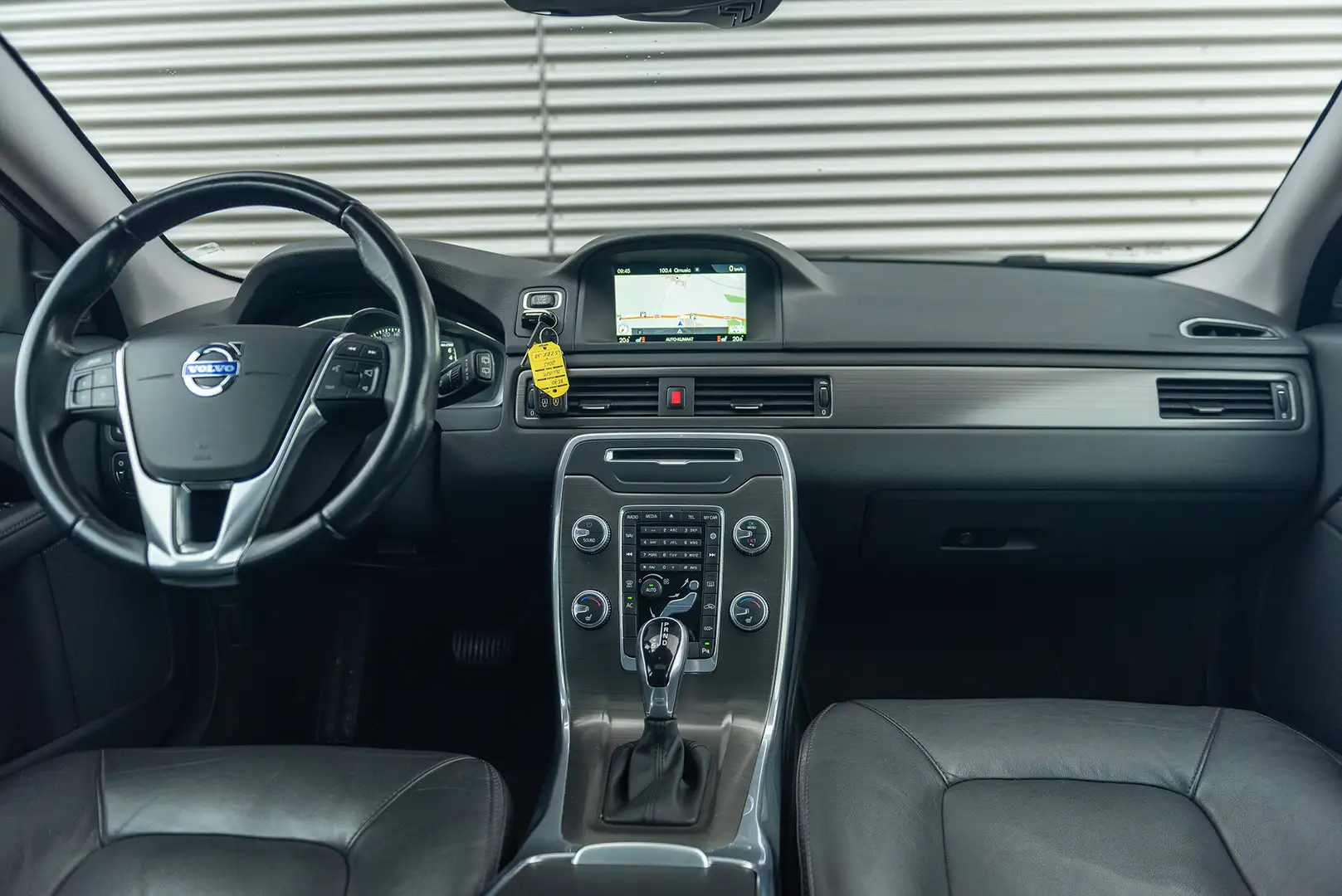 Volvo XC70 T5 Aut. Nordic+ Leder Afn.Trekhaak Standkachel 245 Negru - 2