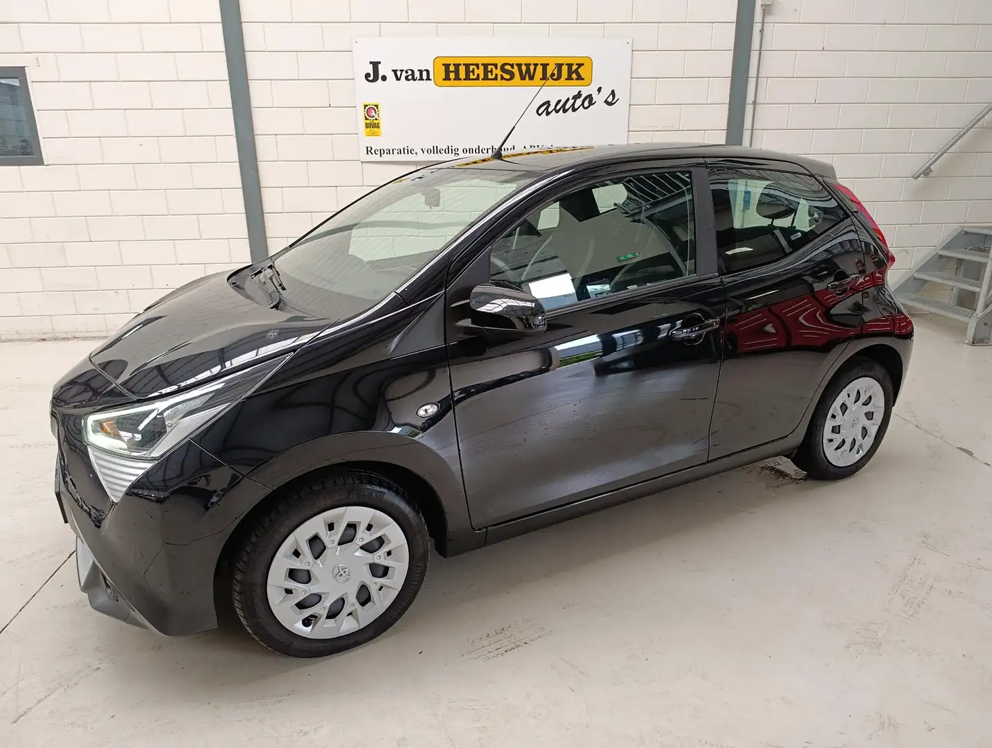 Toyota Aygo 1.0 VVT-i x-play Zwart - 1