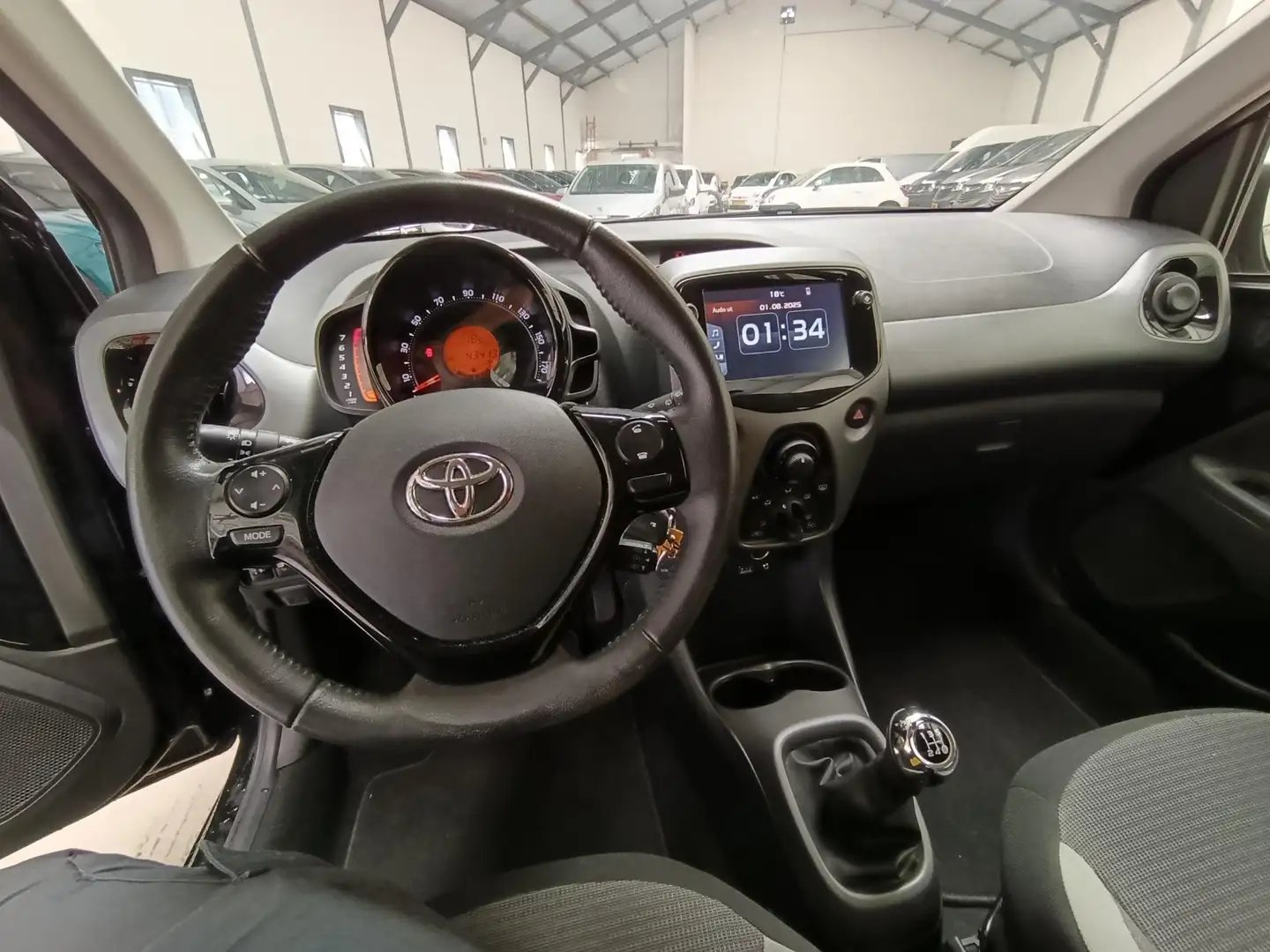 Toyota Aygo 1.0 VVT-i x-play Zwart - 2
