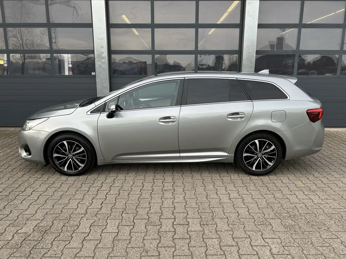Toyota Avensis 1.8 VVT-i 147pk Skyview Edition Gris - 2