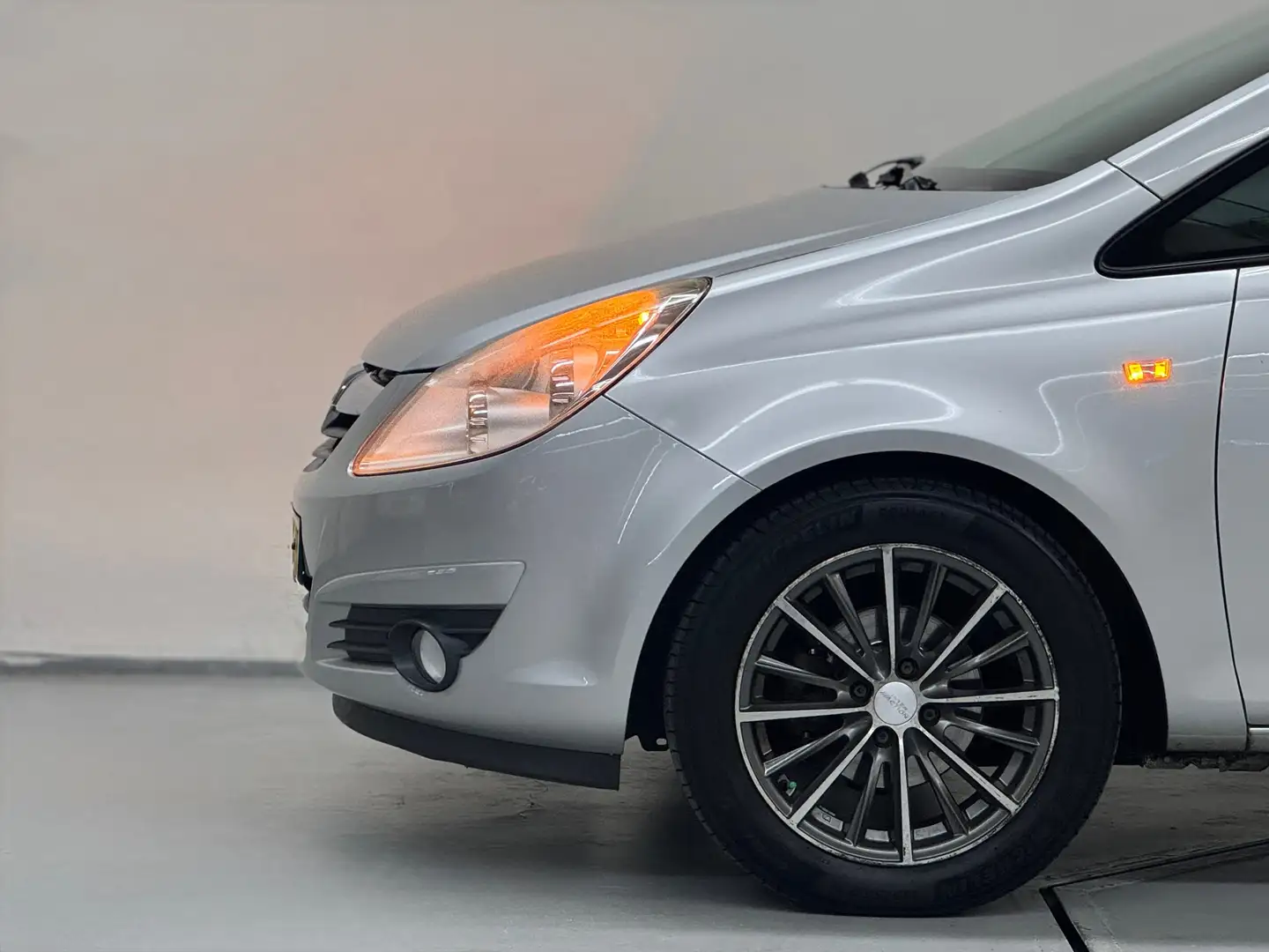 Opel Corsa 1.4-16V Enjoy Airco Grigio - 2