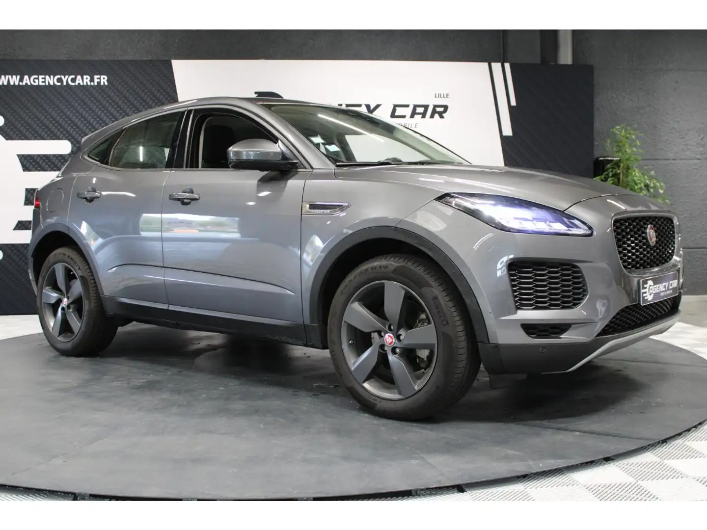Jaguar E-Pace AWD D150 R-Dynamic 1ere main Suivi Jaguar Gris - 2